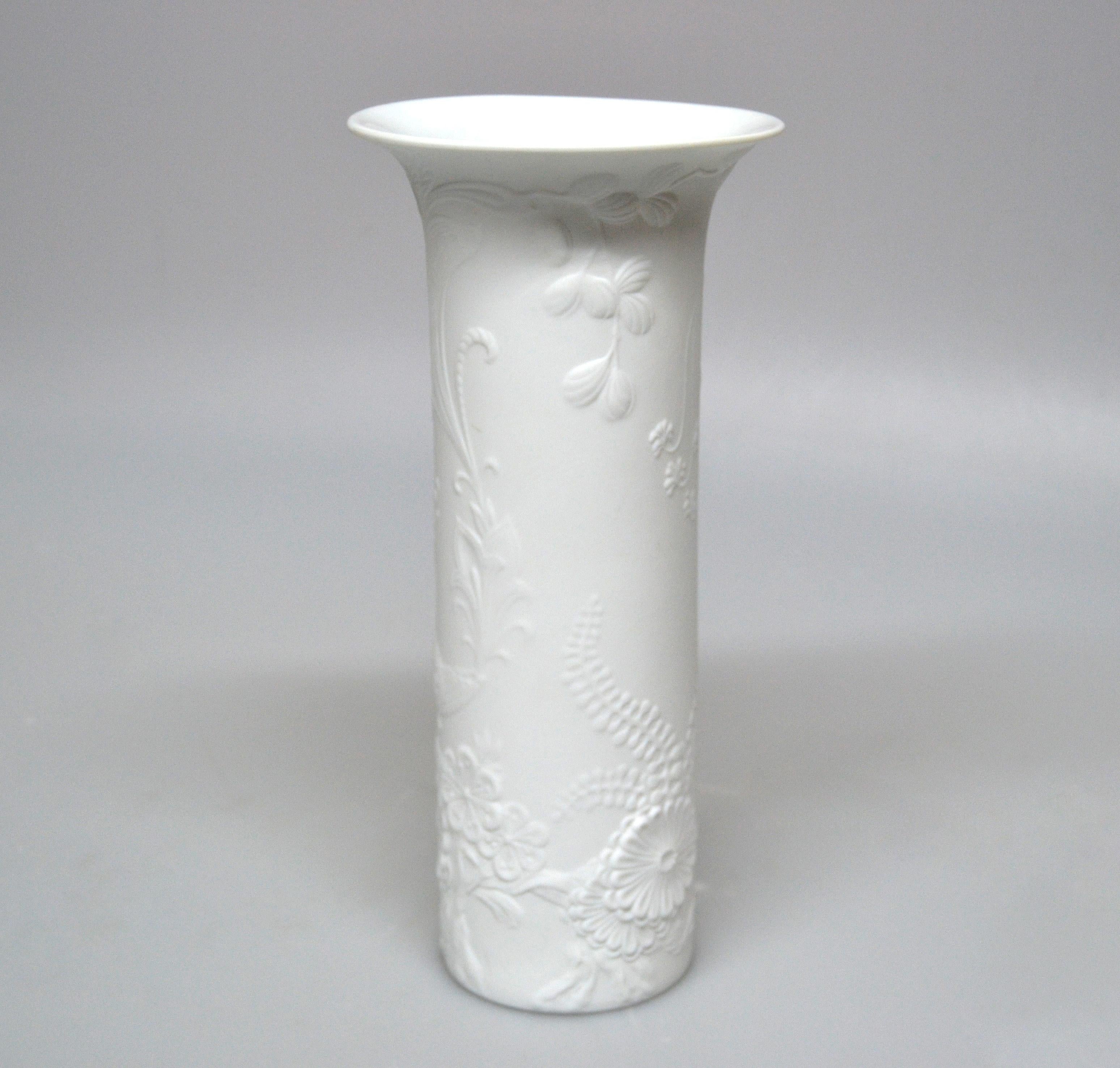 Superbe vase à fleurs en céramique biscuit blanc Kaiser, fabriqué à la main en Allemagne de l'Ouest dans les années 1960.
Belle scène de fleurs et d'oiseaux. L'intérieur est vitré.
Poinçon Kaiser et numéroté 467/27 en dessous.
     