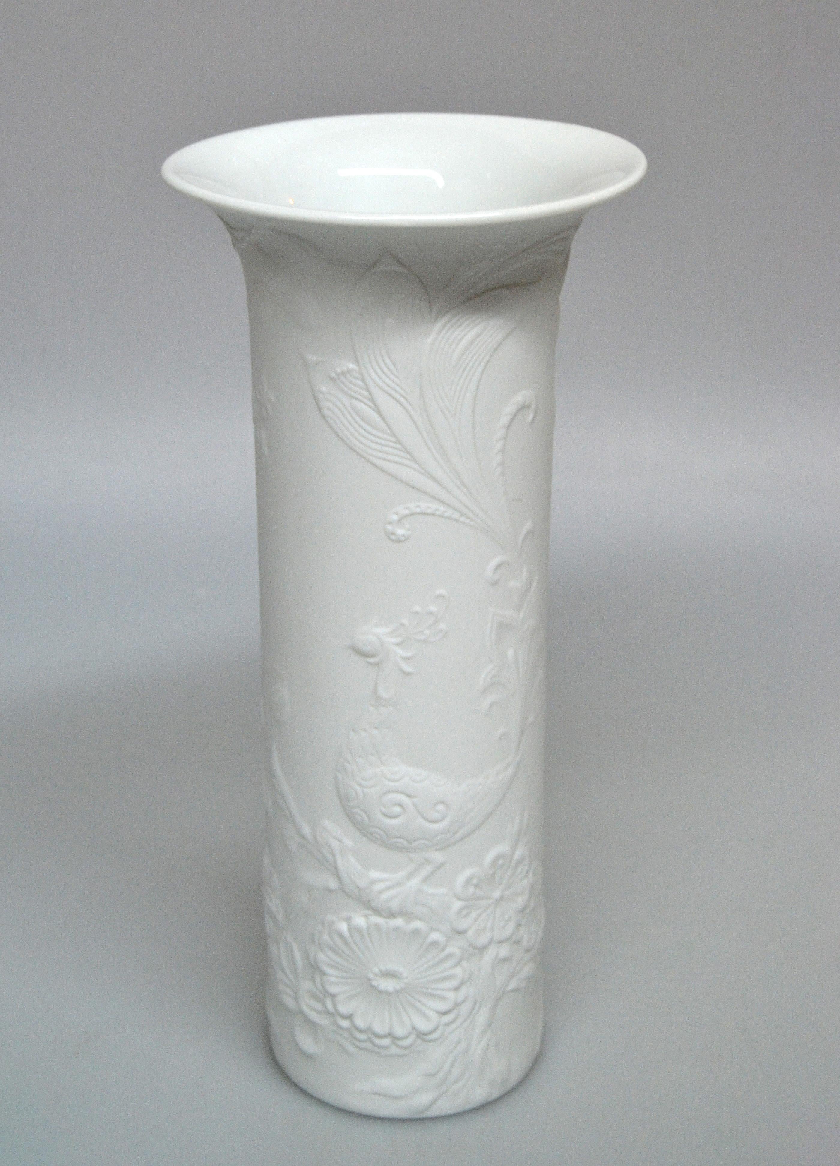 Milieu du XXe siècle Vase à fleurs en céramique biscuit blanc Kaiser d'origine, fabriqué en Allemagne de l'Ouest, années 1960