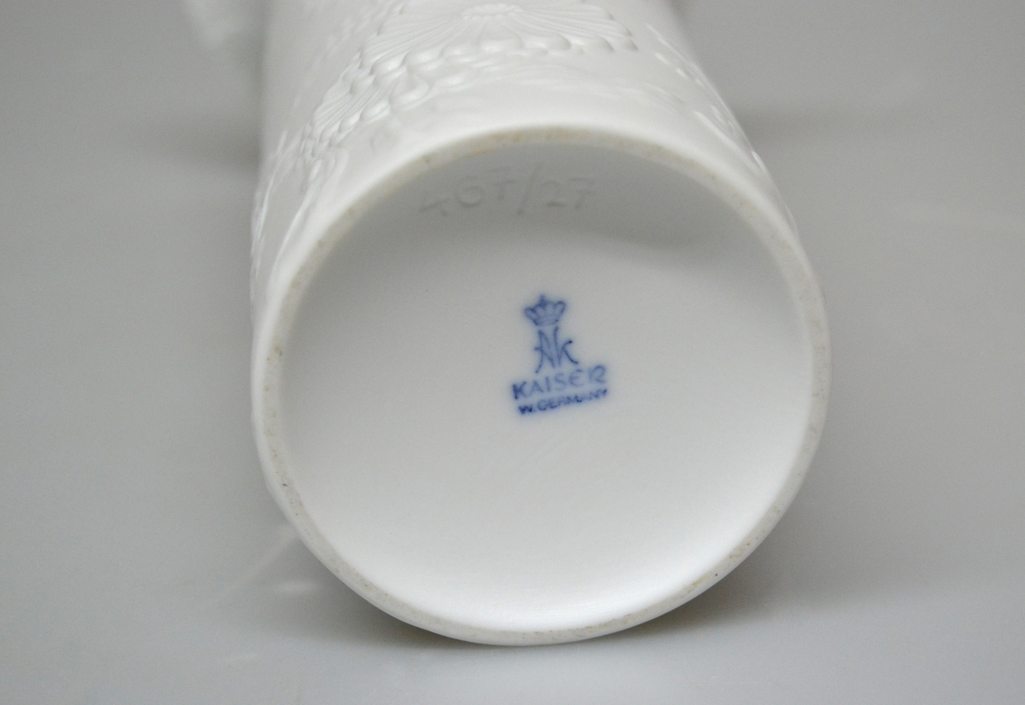 Céramique Vase à fleurs en céramique biscuit blanc Kaiser d'origine, fabriqué en Allemagne de l'Ouest, années 1960