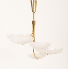 Lustre original en verre de glace au lait Kalmar des années 1950