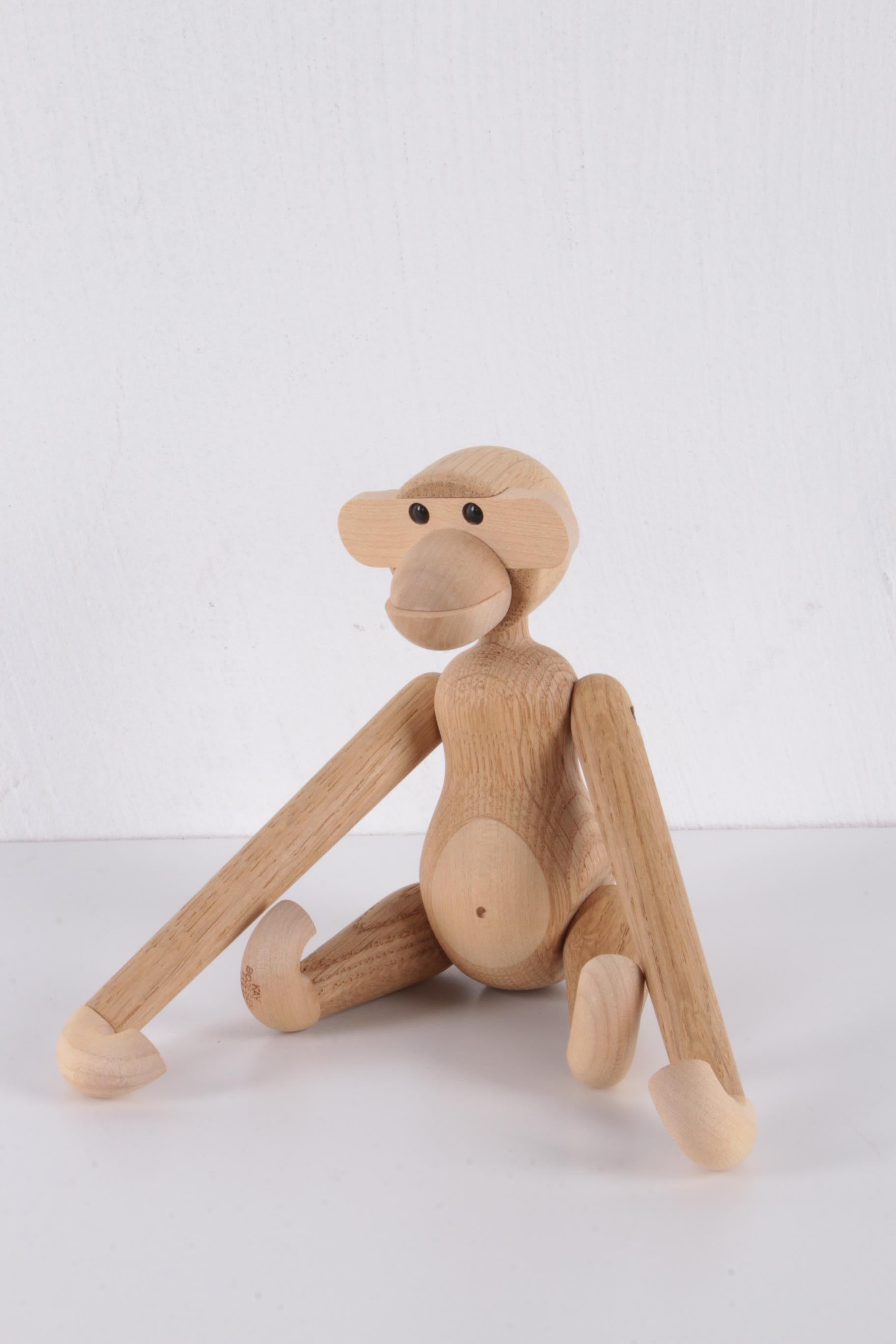 Original Kay Bojesen Monkey size small.


Kay Bojesens Monkey was born in Denmark in 1951 and is made of teak.

This monkey is size small when we put the arms up 28 cm in total.

From the head to the feet it is 20 cm. We pack this monkey in