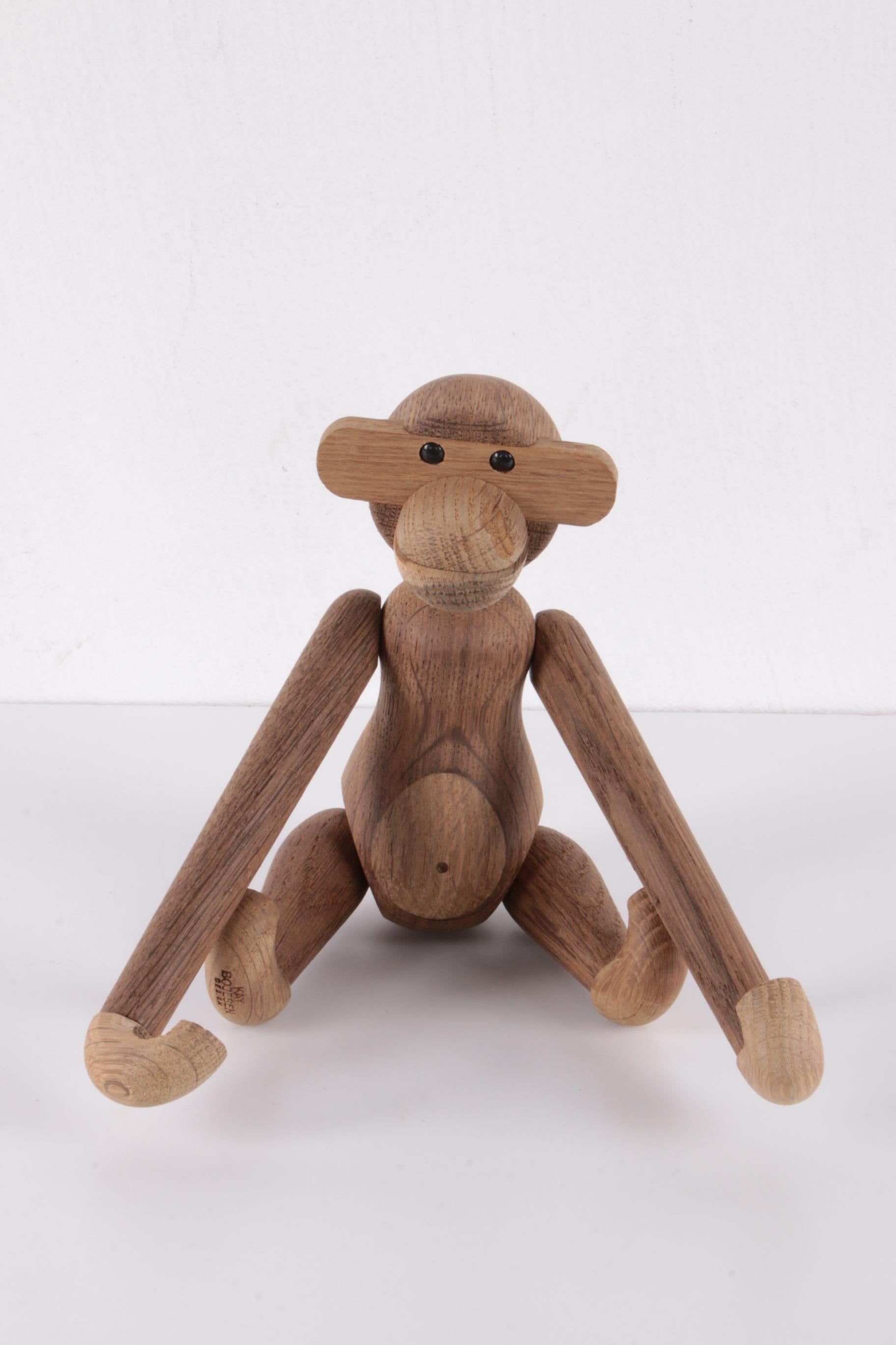 Original Kay Bojesen Monkey Monkey size small


Kay Bojesens Monkey was born in Denmark in 1951 and is made of teak.

This monkey is size small when we put the arms up 28 cm in total.

From the head to the feet it is 20 cm. We pack this