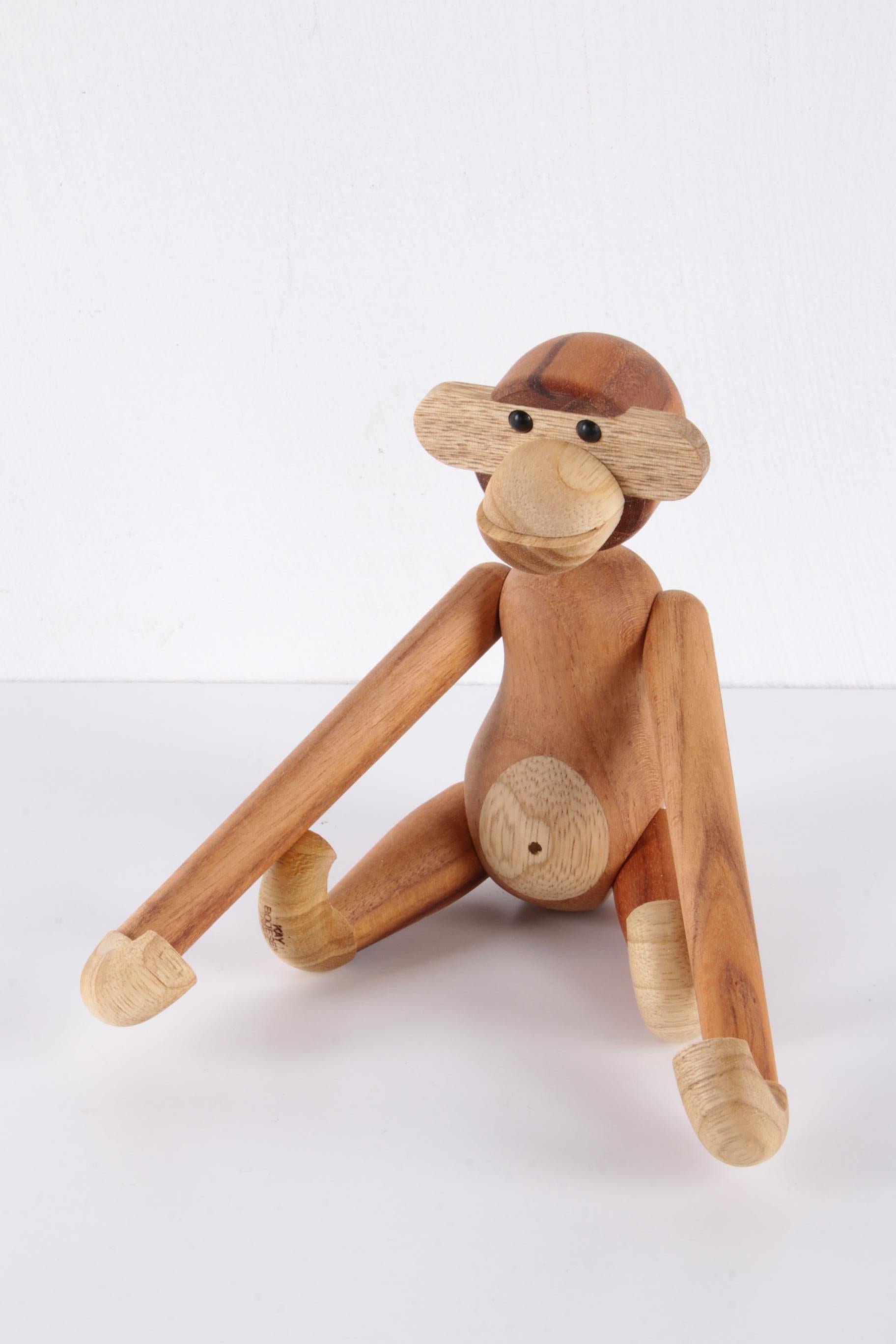Original Kay Bojesen Monkey Monkey size Small


Kay Bojesens Monkey was born in Denmark in 1951 and is made of teak.

This monkey is size small when we put the arms up 28 cm in total.

From the head to the feet it is 20 cm. We pack this monkey in