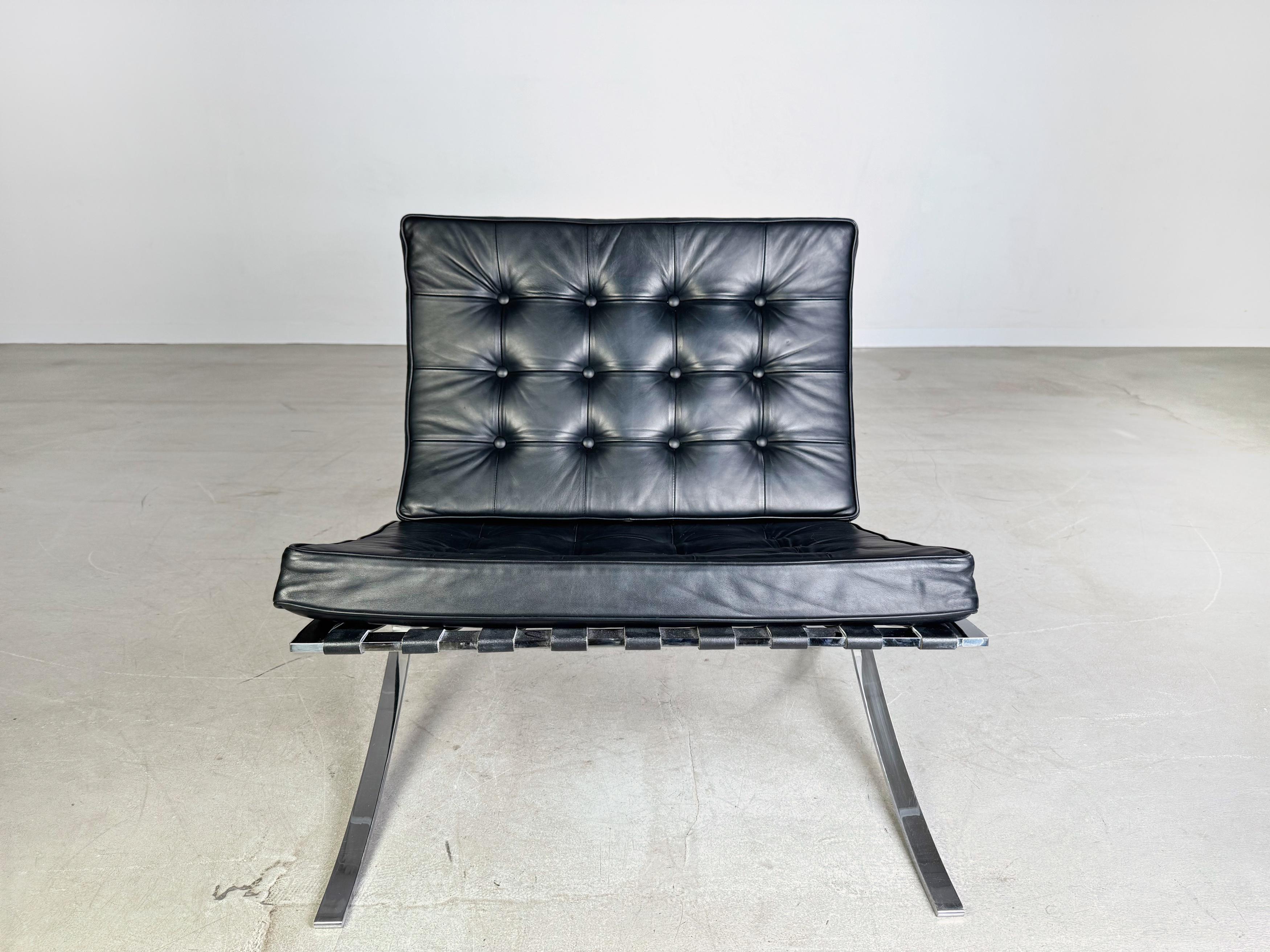 Wir bieten einen wunderschönen, originalen Barcelona chair von Knoll International vermutlich aus den 1980er Jahren zum Verkauf an. Der von Mies van der Rohe entworfene Sessel gilt als eines der erfolgreichsten Design Ikonen des 20. Jahrhunderts.