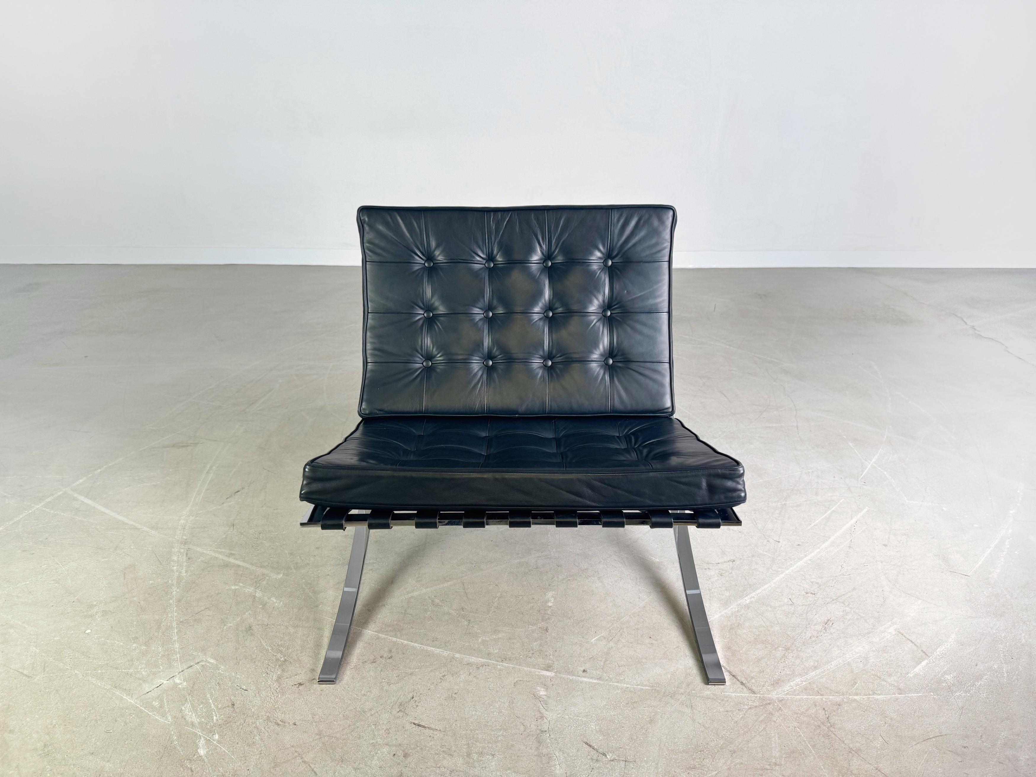 Wir bieten einen wunderschönen, originalen Barcelona-Stuhl von Knoll International vermutlich aus den 1980er Jahren zum Verkauf an. Der von Mies van der Rohe entworfene Sessel gilt als eines der erfolgreichsten Design-Ikonen des 20. Jahrhunderts.