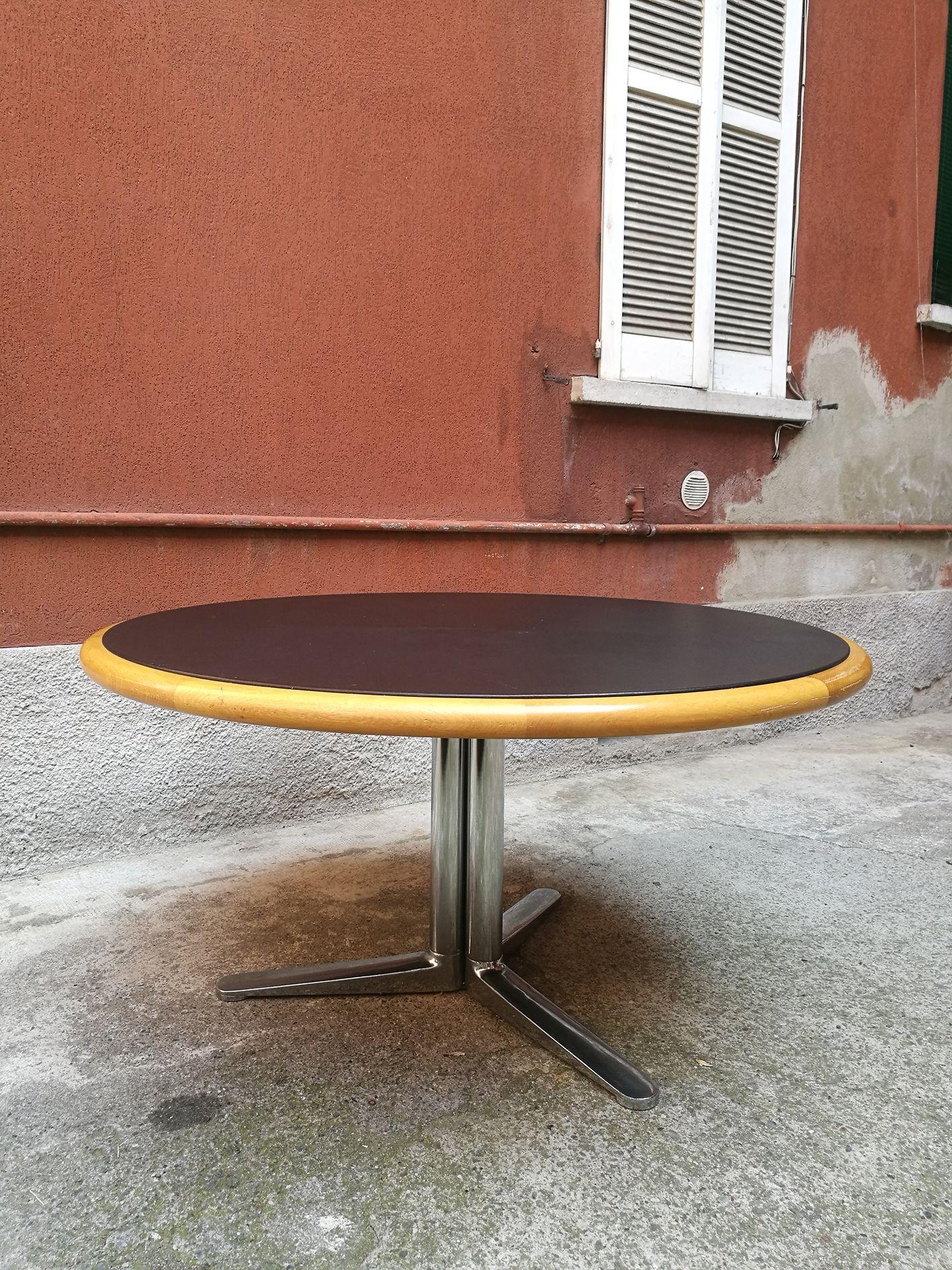 Original Knoll Warren Platner dining Table from 1960
Stunning round, out size dining table from 1960 period by Warren Platner for Knoll
The top is in black leather with solid wood frame and central three-legged chrome metal base.
The big size was
