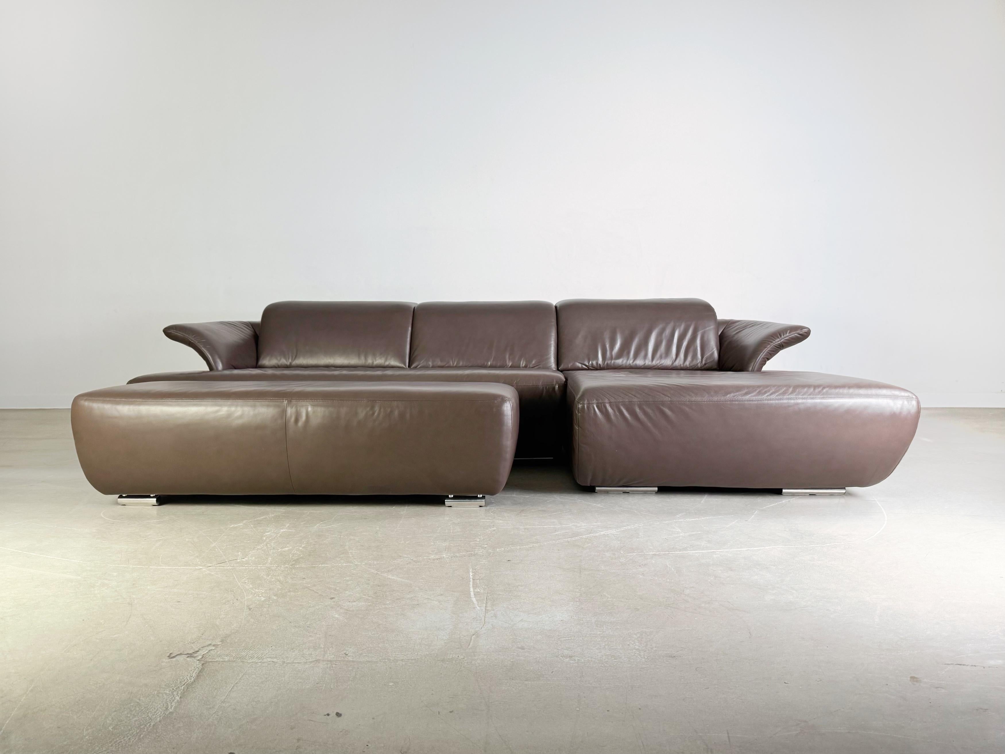 Wir bieten ein wunderschönes Koinor Avanti Ecksofa inkl. Les chaussures de sport / Ottomane sont disponibles à la vente. Ce canapé a été fabriqué par l'artisan allemand 
