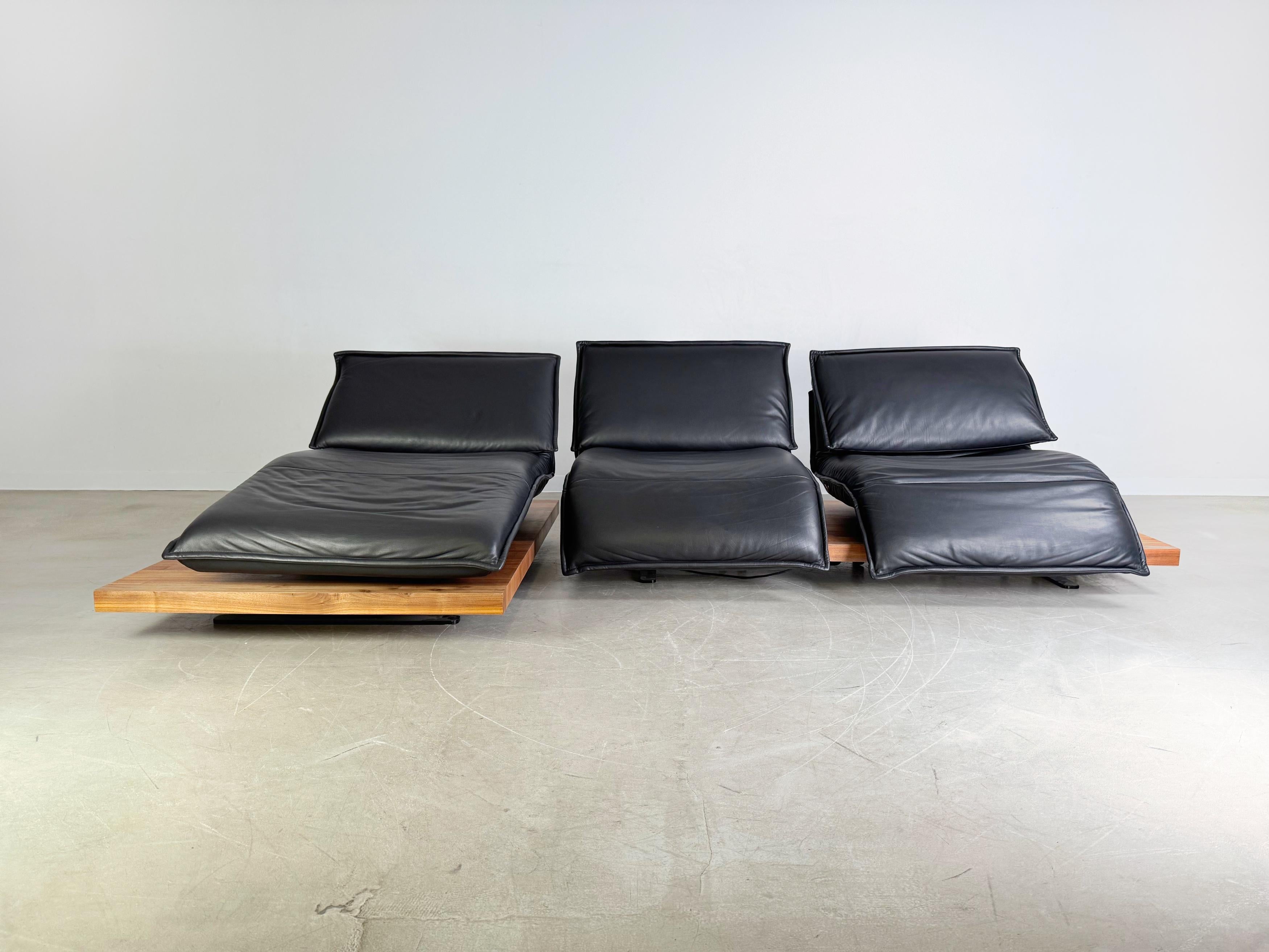 Wir bieten ein wunderschönes Ecksofa Free Motion von Koinor zum Verkauf an. Das Sofa besteht aus zwei Modulen, die sich flexibel anordnen lassen. Die Holzpodeste, sowie Ledersitze wurden professionell aufgearbeitet. Bei den beiden einzelnen Sitzen
