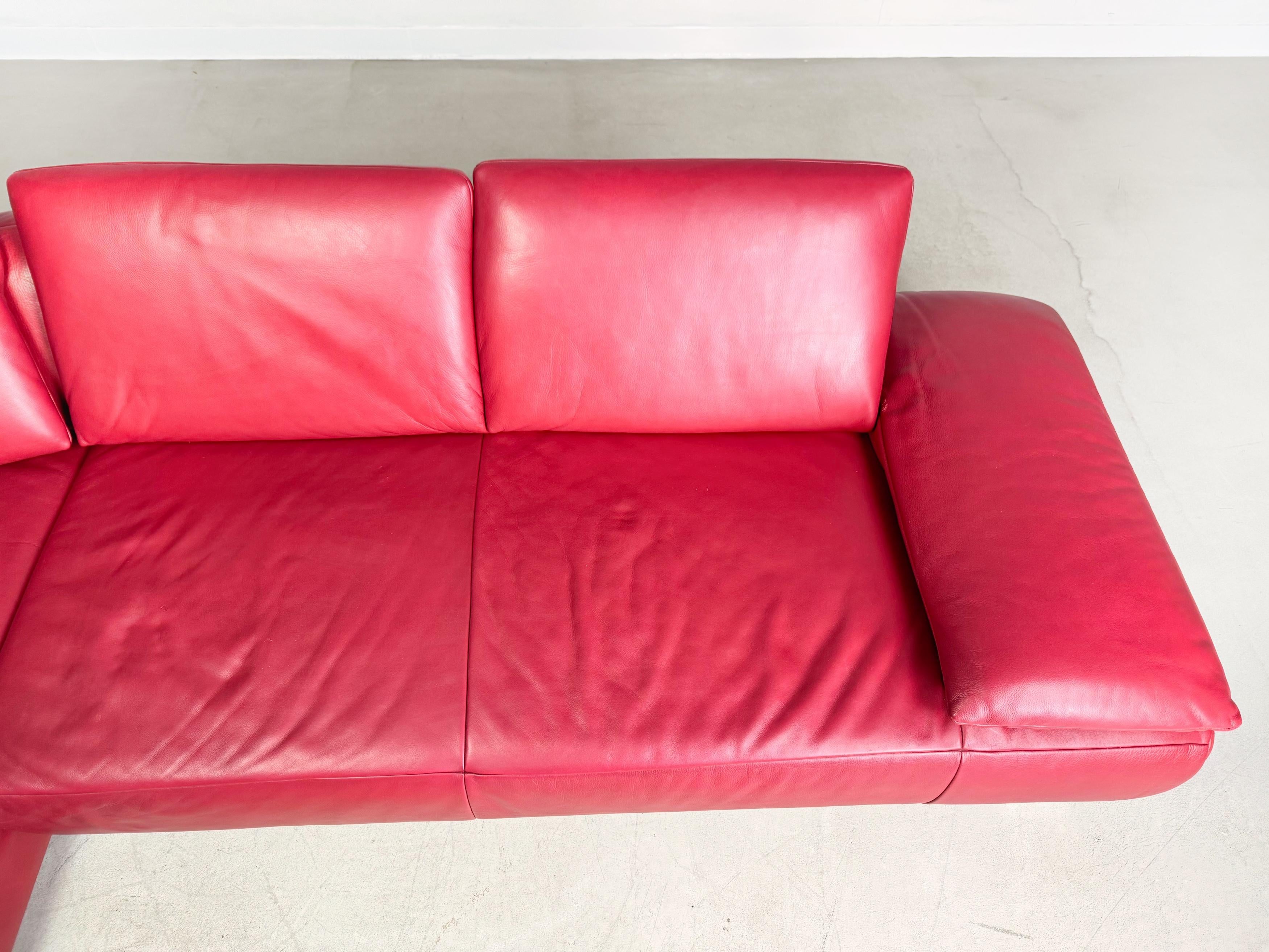 XXI secolo e contemporaneo Divano originale Koinor Volare Divano di design Divano in pelle rosso ad angolo in vendita