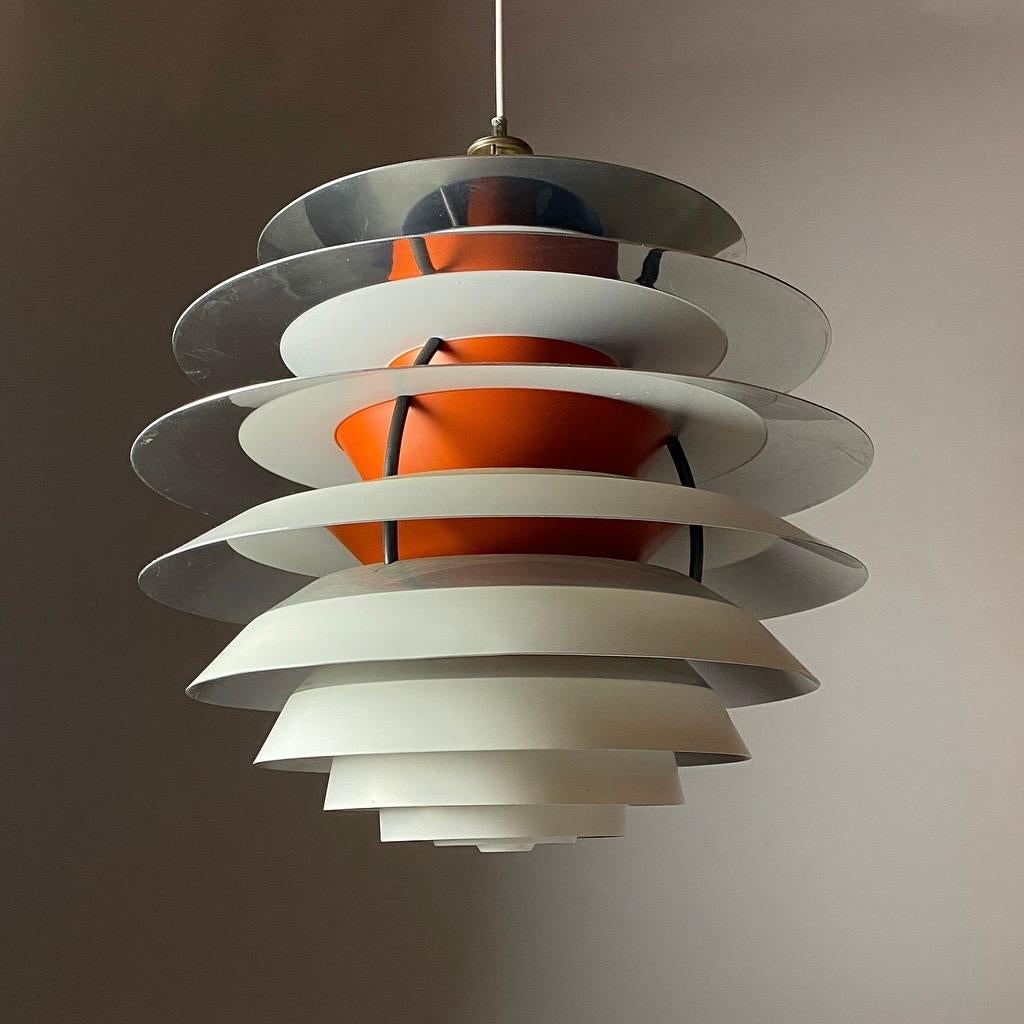 Pendentif Kontrast original de Poul Henningsen pour Louis Poulsen.

Pièce de design iconique en très bon état. Livré avec les deux labels attachés et l'ampoule d'origine de 200W. Le câblage a été refait pour des raisons de sécurité. 

Ce modèle