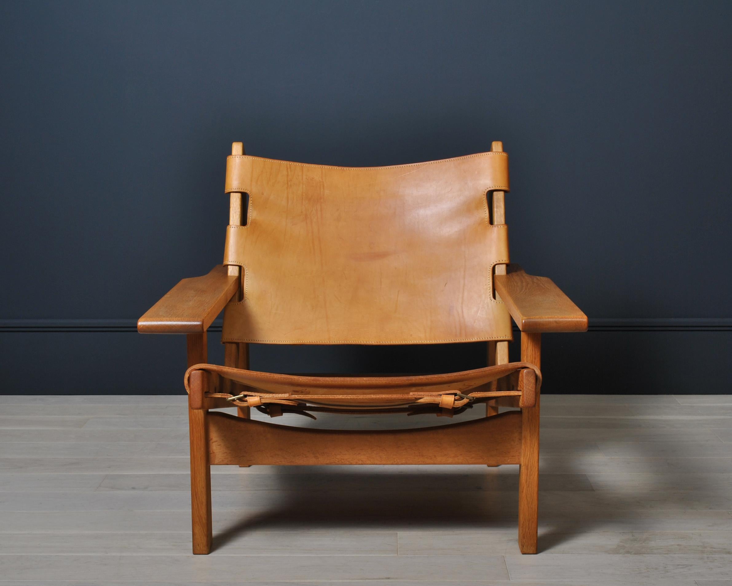An incredible original example of the Classic Kurt Østervig ‘hunting’ chair. Oak frame with thick saddle leather fastened via buckled straps. A sturdy and imposing chair. Lovely colouring and in superb condition. Cleaned, polished and conditioned.