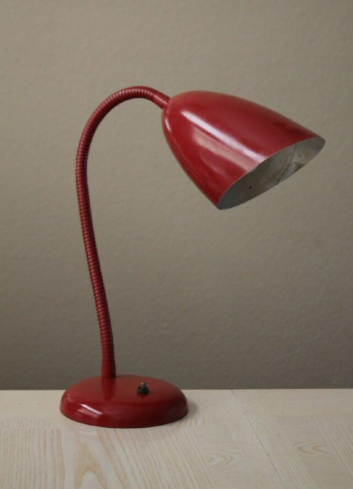 Mid-Century Modern Icone ! Lampe de bureau à col de cygne Kurt Versen. Mid Century Modern 40s Rouge #4410 en vente