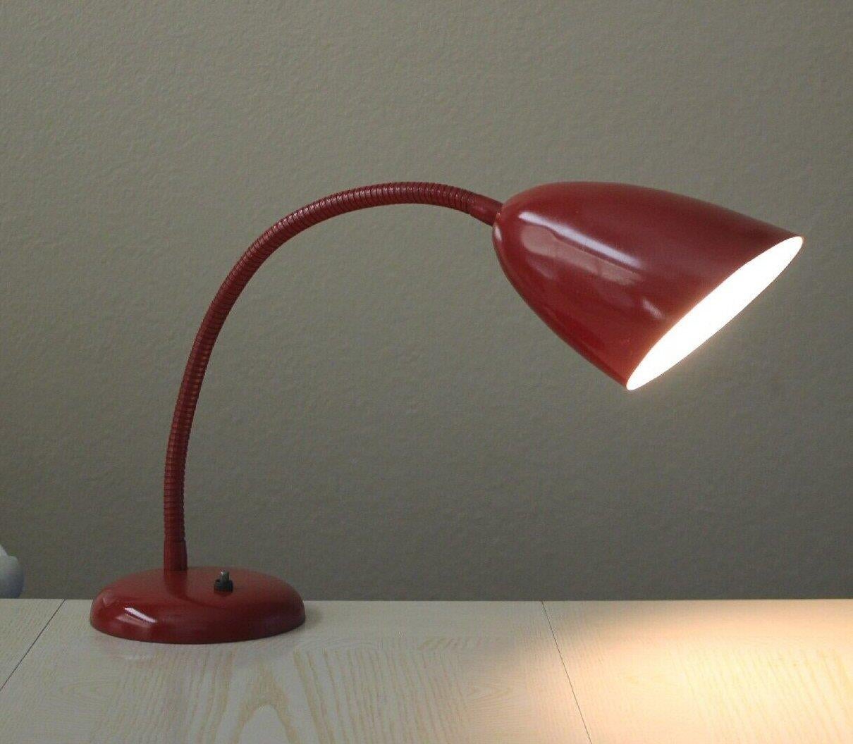 Ikonisch! Kurt Versen Gooseneck Tisch-Schreibtischlampe. Mid Century Modern 40s Rot #4410 (Metall) im Angebot