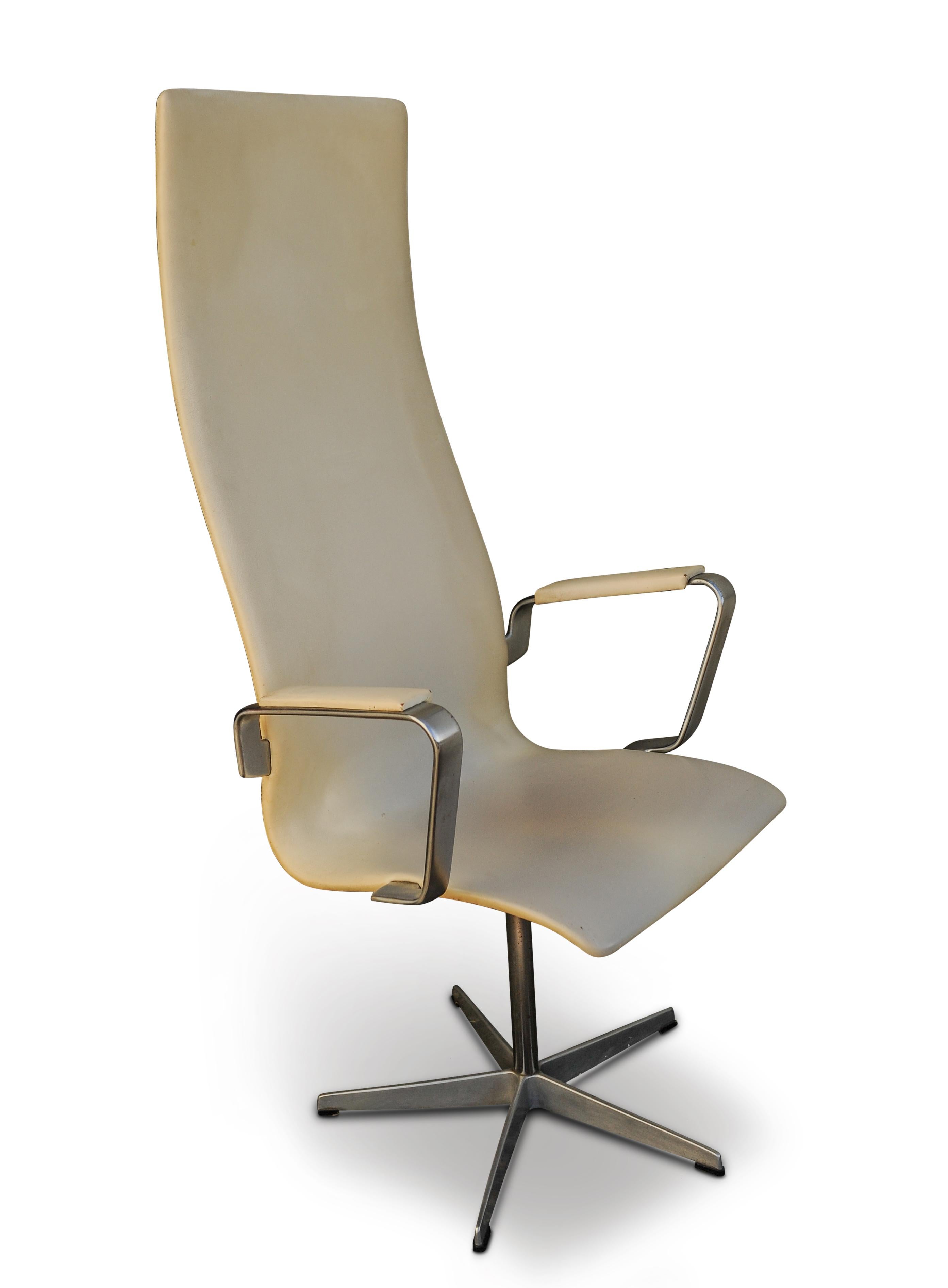 Original Design by Arne Jacobsen (1902-1971) for Fritz Hansen.
An original off-white leather and brushed aluminium framed swivel Oxford chair, having cream leather padded upholstery, raised on five-spoke base, labelled to underside.

Stamped and