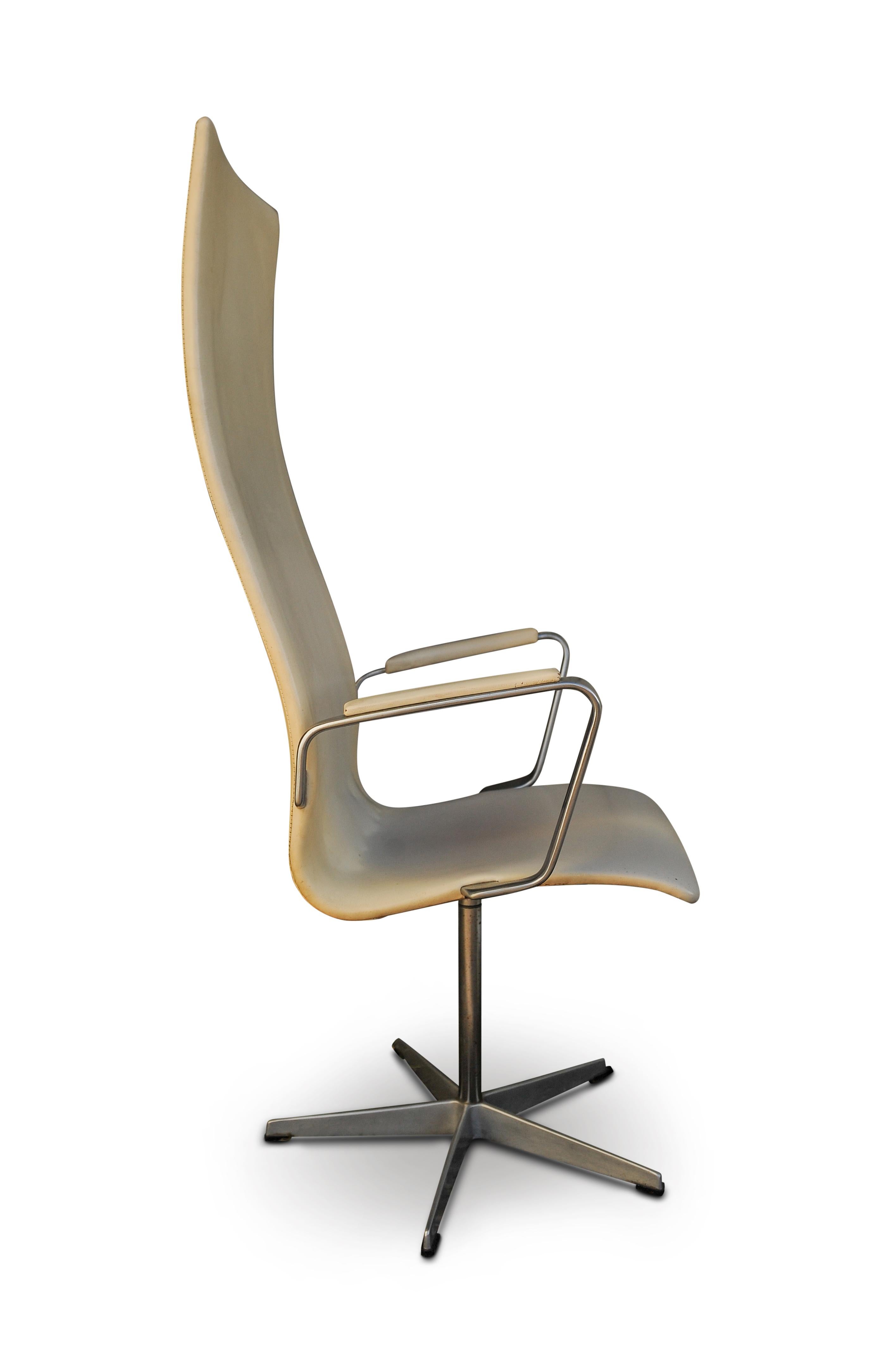 Mid-Century Modern Une chaise originale étiquetée Arne Jacobsen pour Fritz Hansen en cuir crème « Oxford » en vente