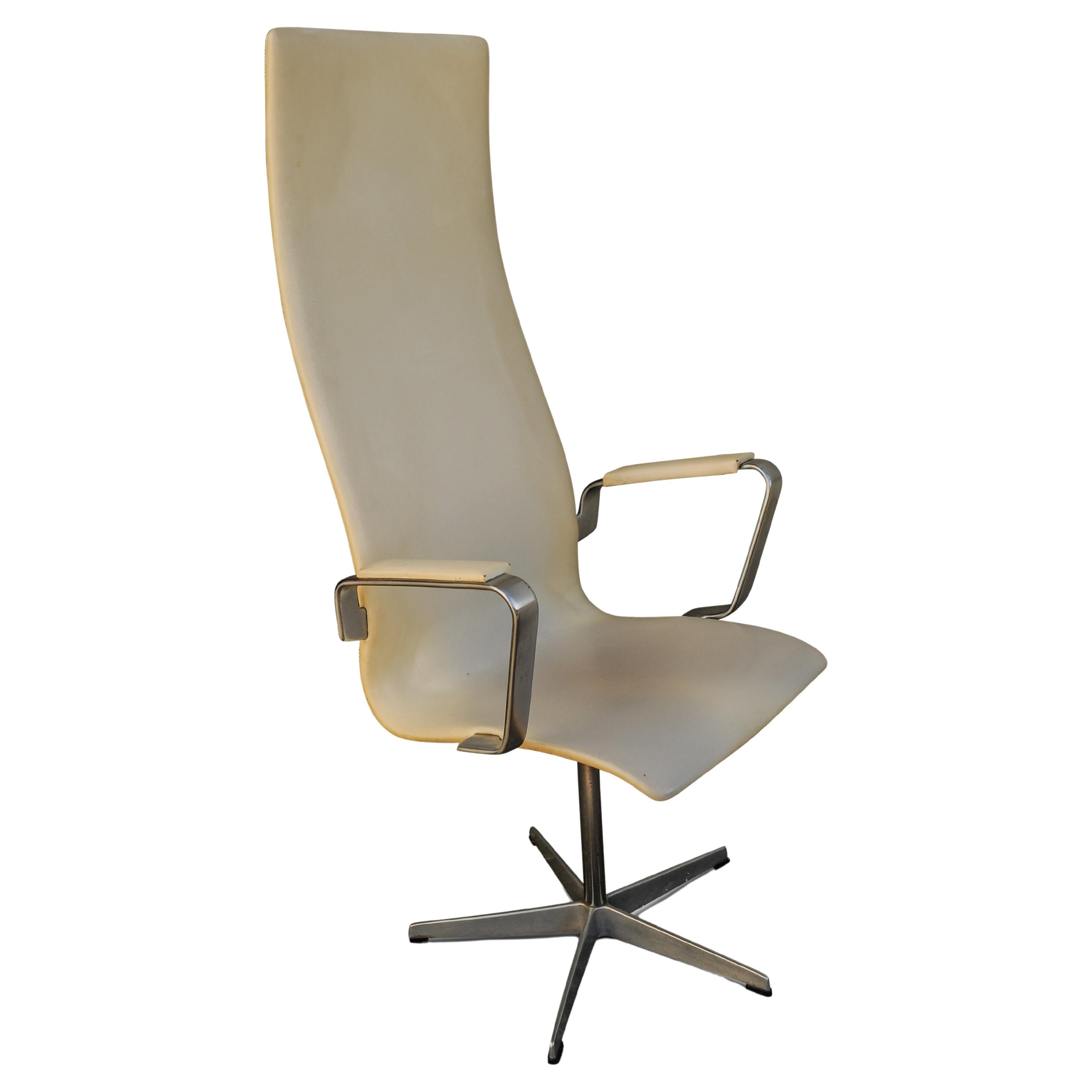 An Original Labelled Arne Jacobsen for Fritz Hansen Cream Leather "Oxford" Chair For Sale
