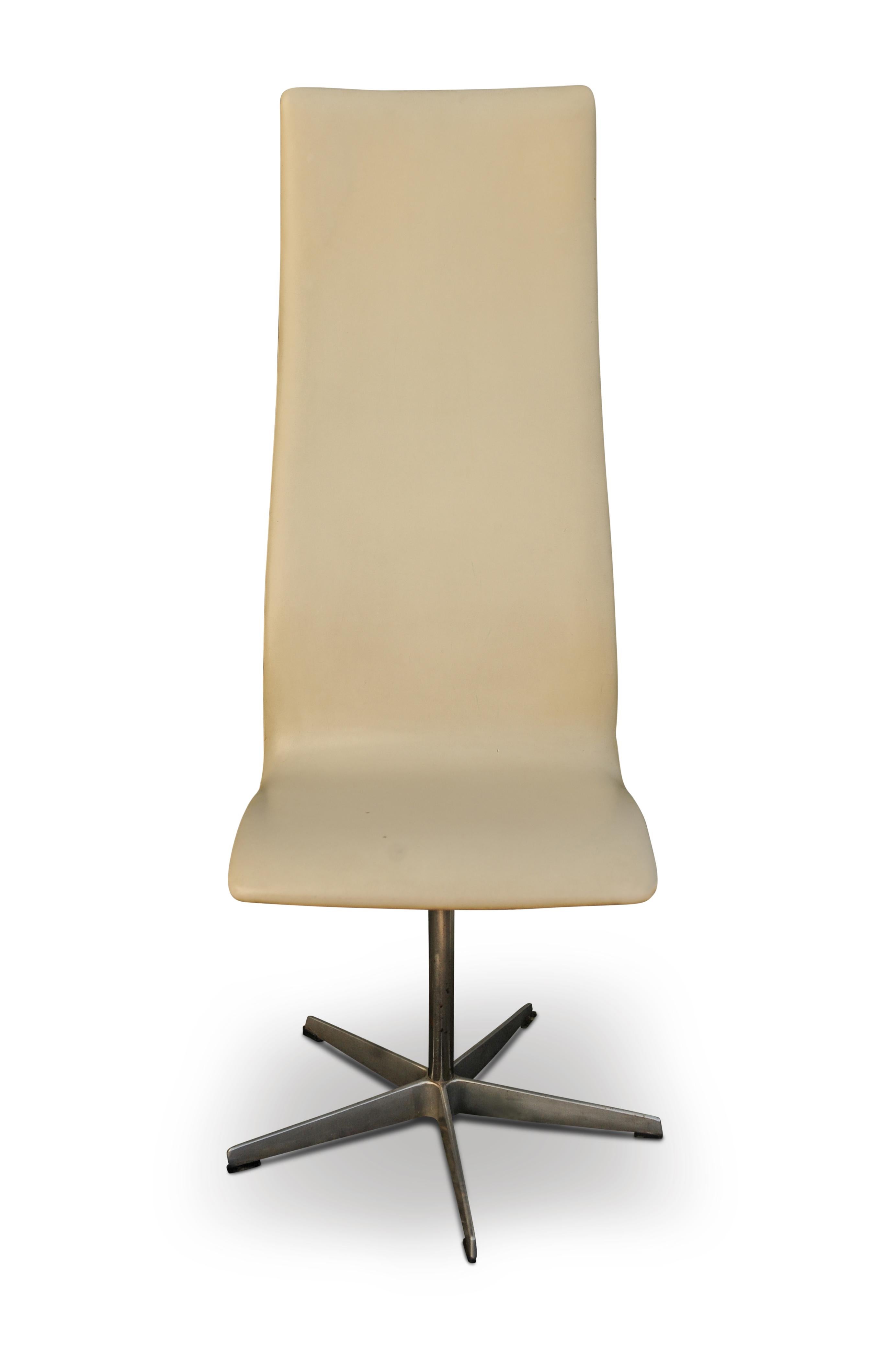 Original design by Arne Jacobsen (1902-1971) for Fritz Hansen.
An original off-white leather and brushed aluminum framed swivel Oxford chair, having cream leather padded upholstery, raised on five-spoke base, labelled to underside.

Stamped and