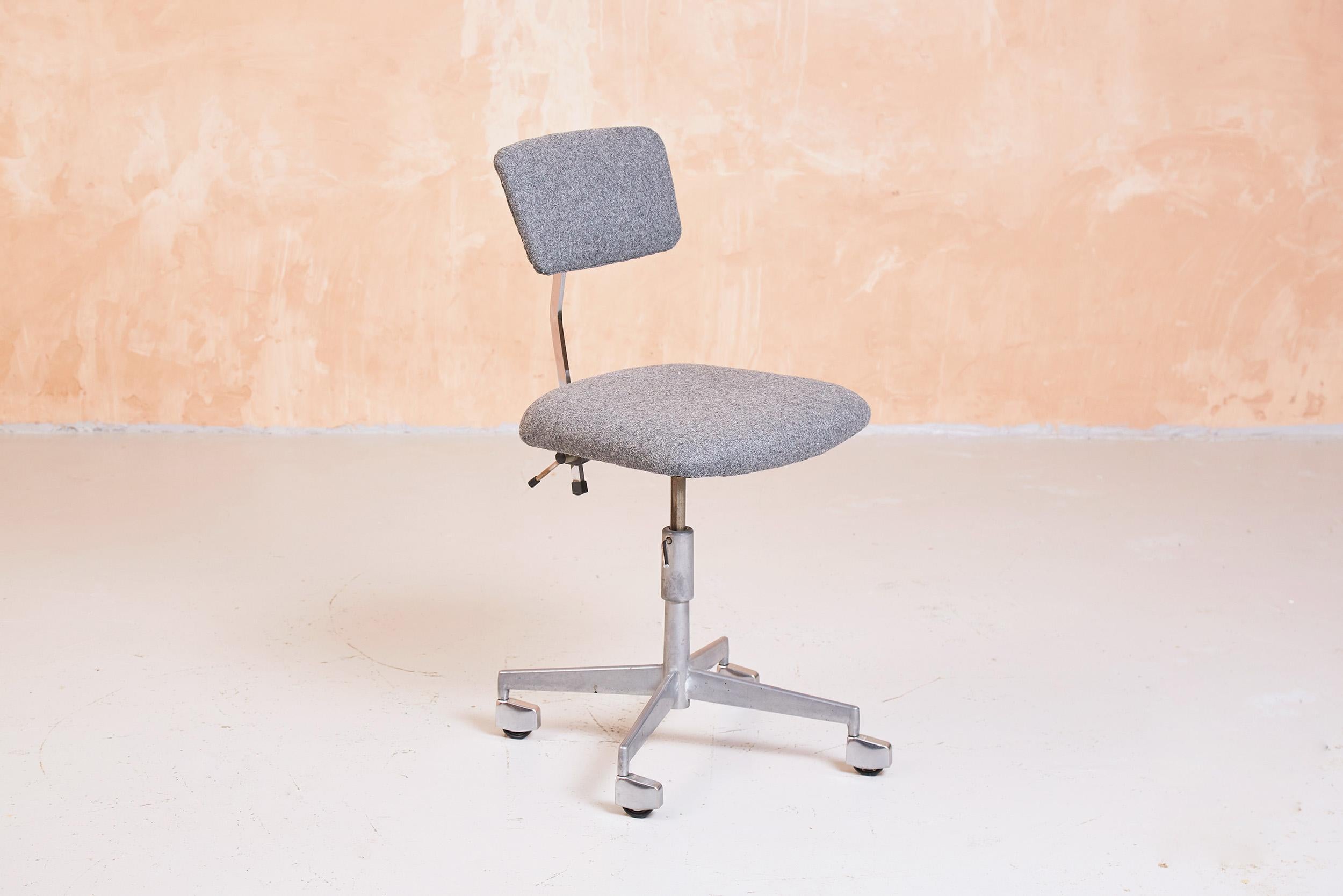 Originales Exemplar des kultigen KEVI-Drehstuhls von Jørgen Rasmussen, der Mitte der 1950er Jahre entworfen und von Labofa hergestellt wurde.

Der Stuhl verfügt über eine verstellbare Sitz- und Rückenlehnenhöhe. Der Winkel der Rückenlehne ist