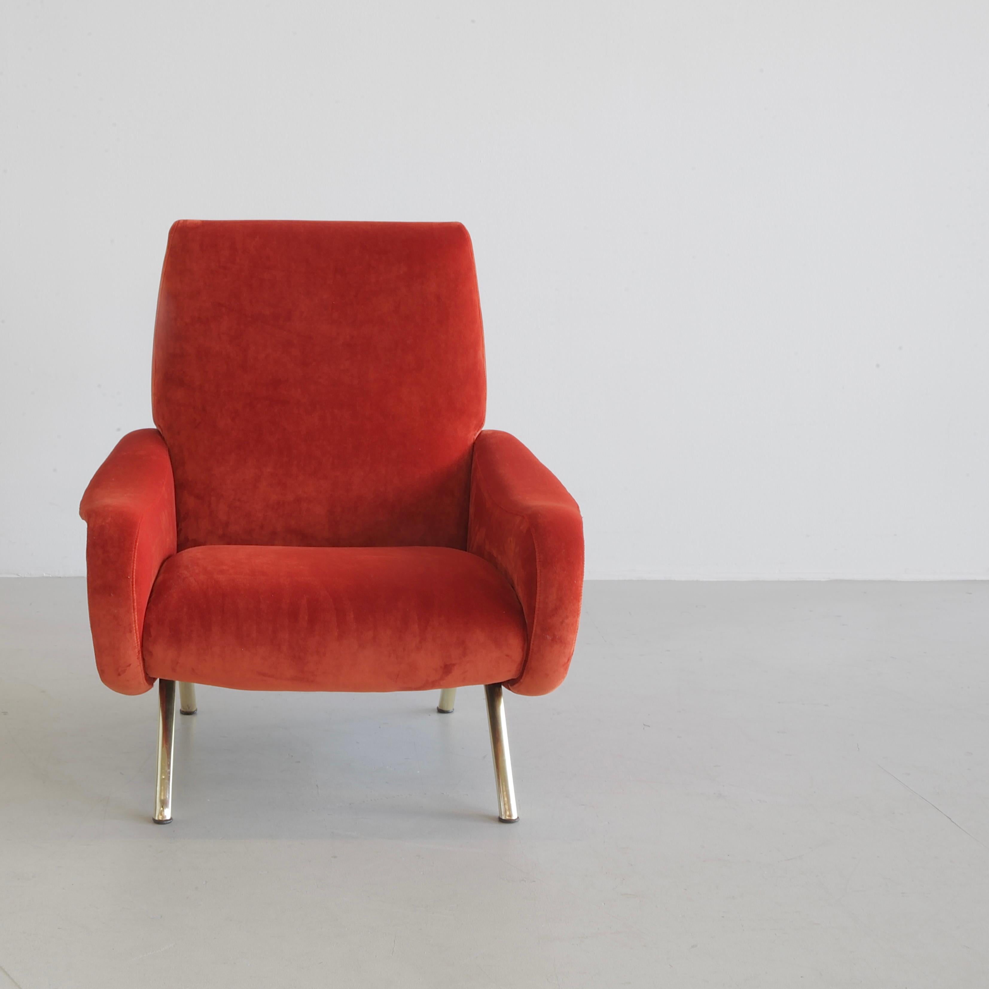 Un'originale poltrona lounge 'LADY' disegnata da Marco Zanuso per Arflex, Milano. La sedia è stata rivestita in pregiato velluto inglese color arancio bruciato. Gambe in ottone. Altezza della seduta 36 cm. Il design della sedia fu premiato con la