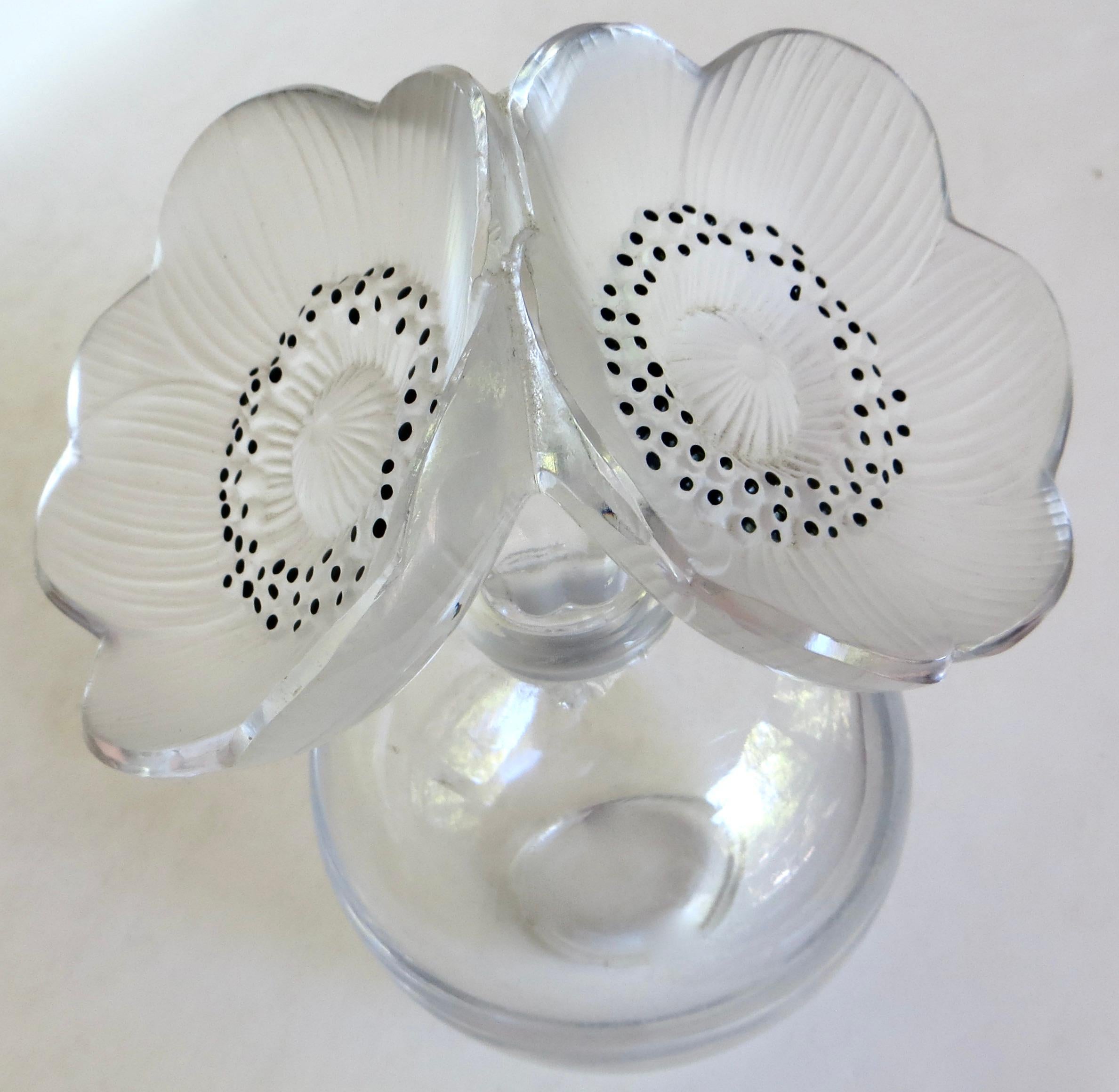 Flacon de parfum Lalique « Les anémones » français, vers 1946 (signé) en vente 1