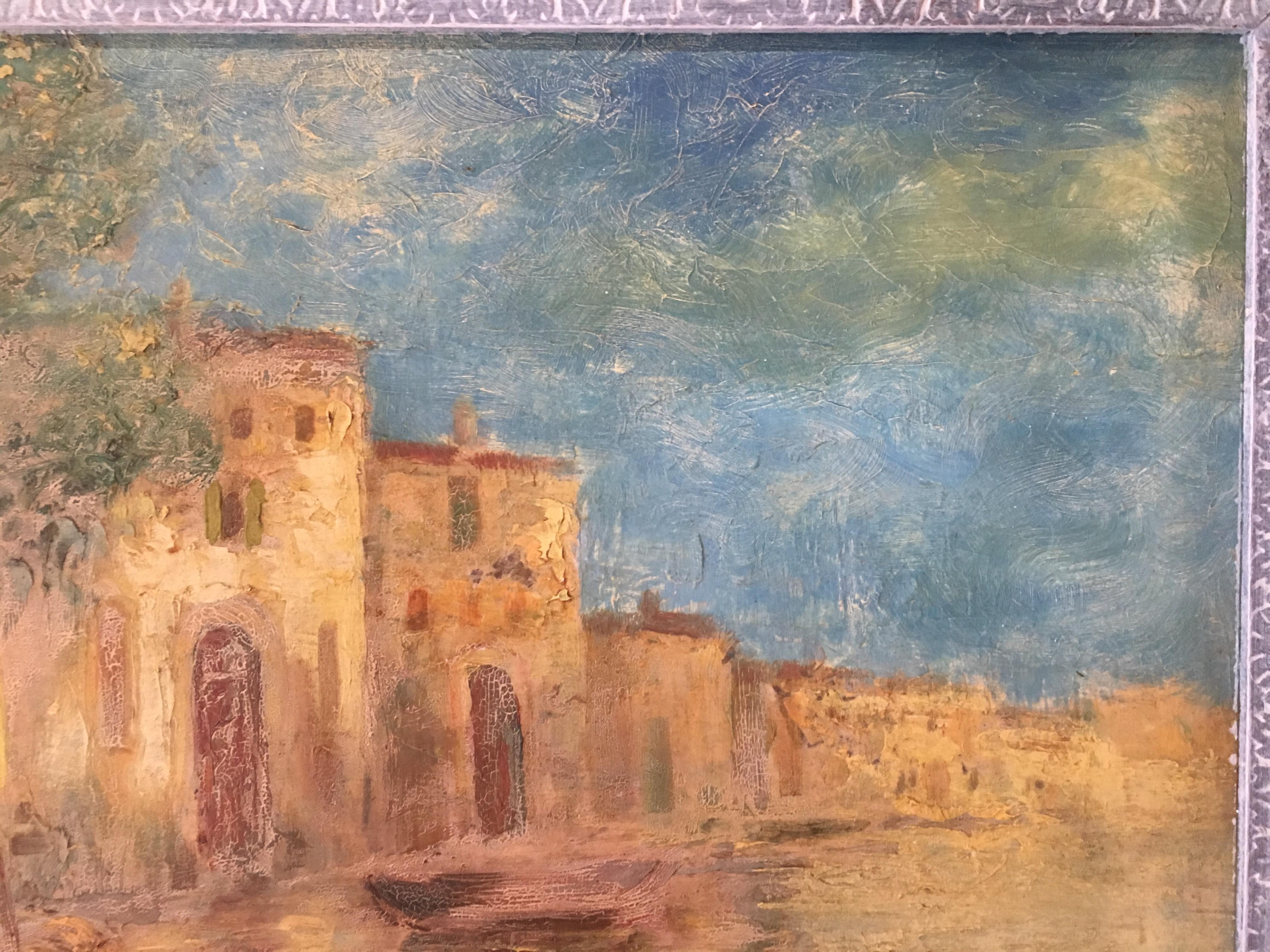 Peinture impressionniste originale sur carton représentant les voies navigables de ce qui pourrait être Port Grimaud, près de Saint-Tropez, en France. 
Signé, mais le nom de l'artiste est illisible et inconnu. 

Présenté dans un cadre en bois peint