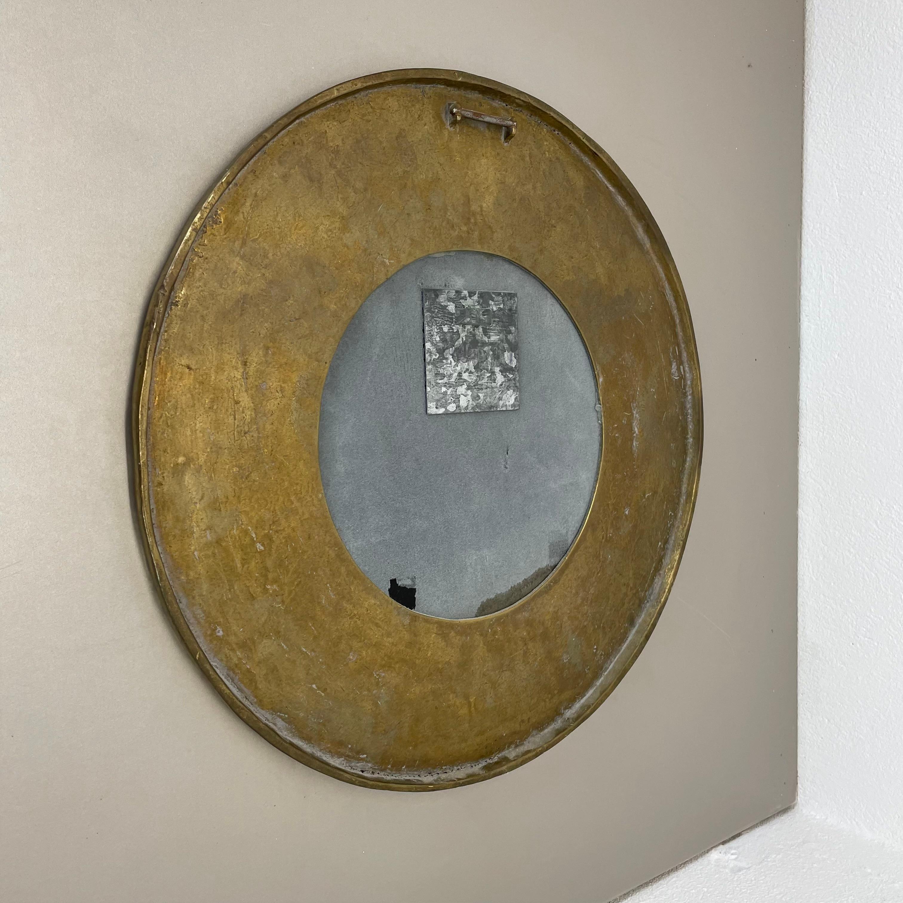 Original großer 46cm brutalistischer 6,9kg massiver Messing Wandspiegel, ITALIEN 1970er im Angebot 9