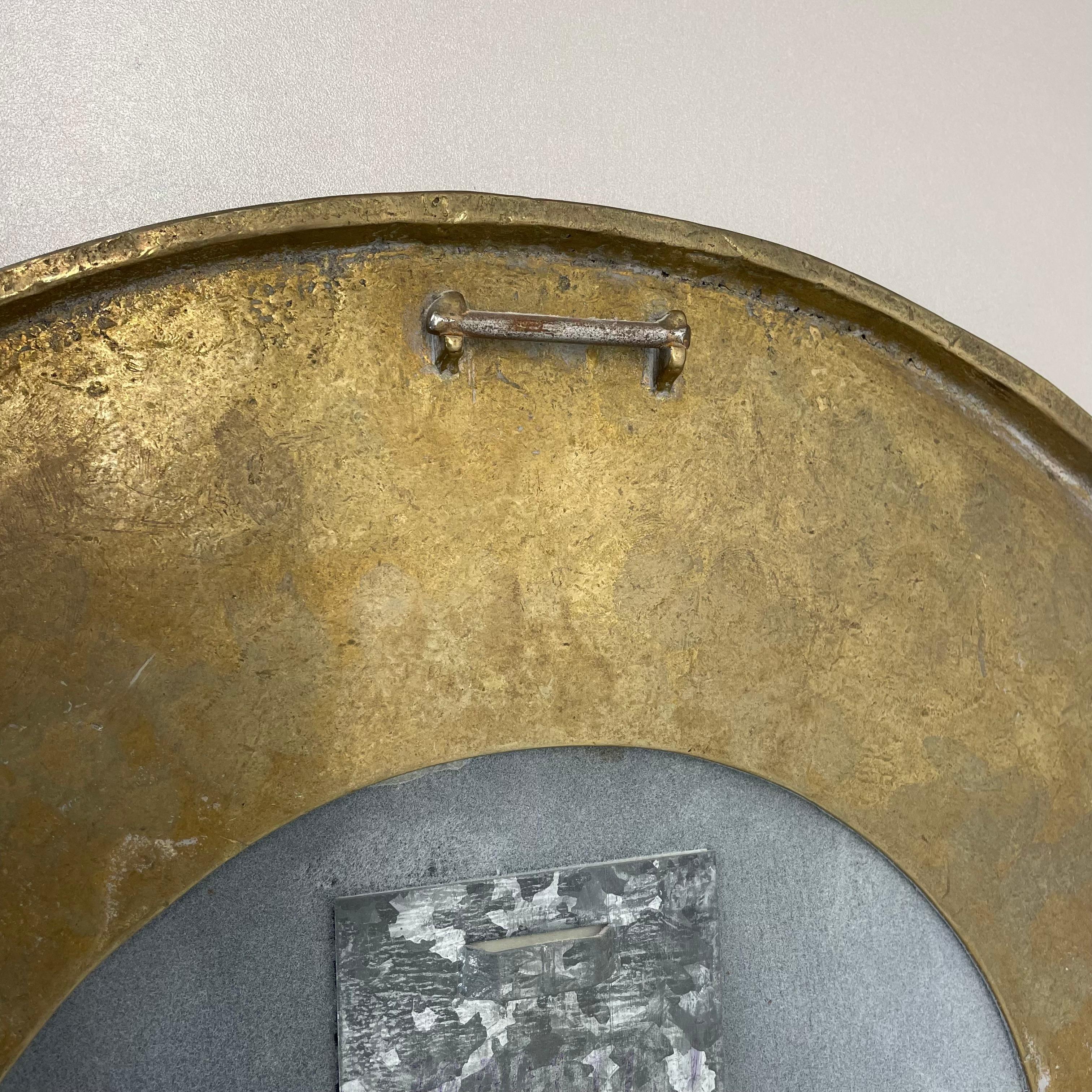 Original großer 46cm brutalistischer 6,9kg massiver Messing Wandspiegel, ITALIEN 1970er im Angebot 10