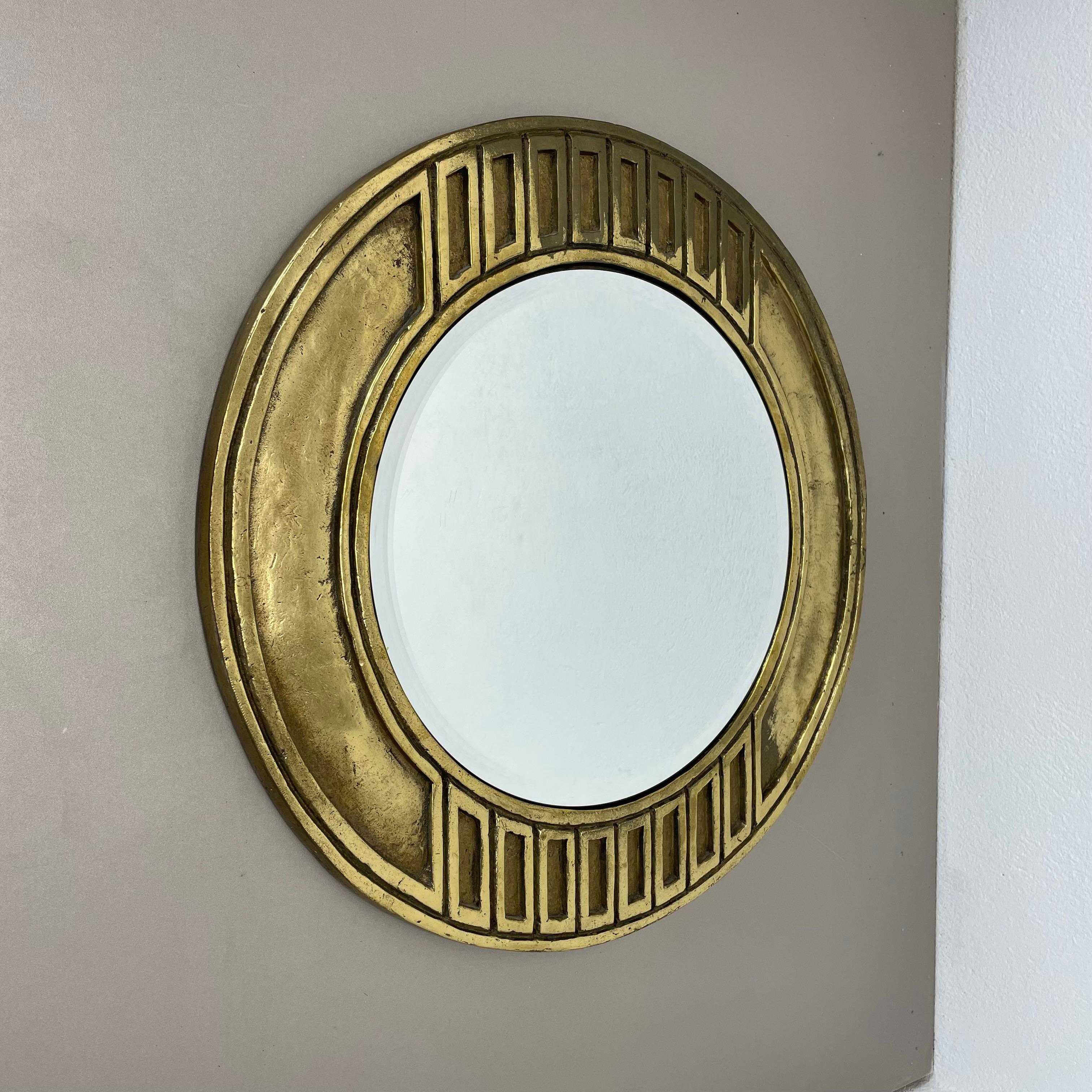 Artikel:

Wandspiegel Messing massiv

Herkunft:

ITALIEN

Alter: 

1970s

Dieser originale vintage wandspiegel wurde in den 1970er Jahren in ITALIEN hergestellt. er ist aus massivem messing mit einem brutalistischen oberflächenmuster. der artikel