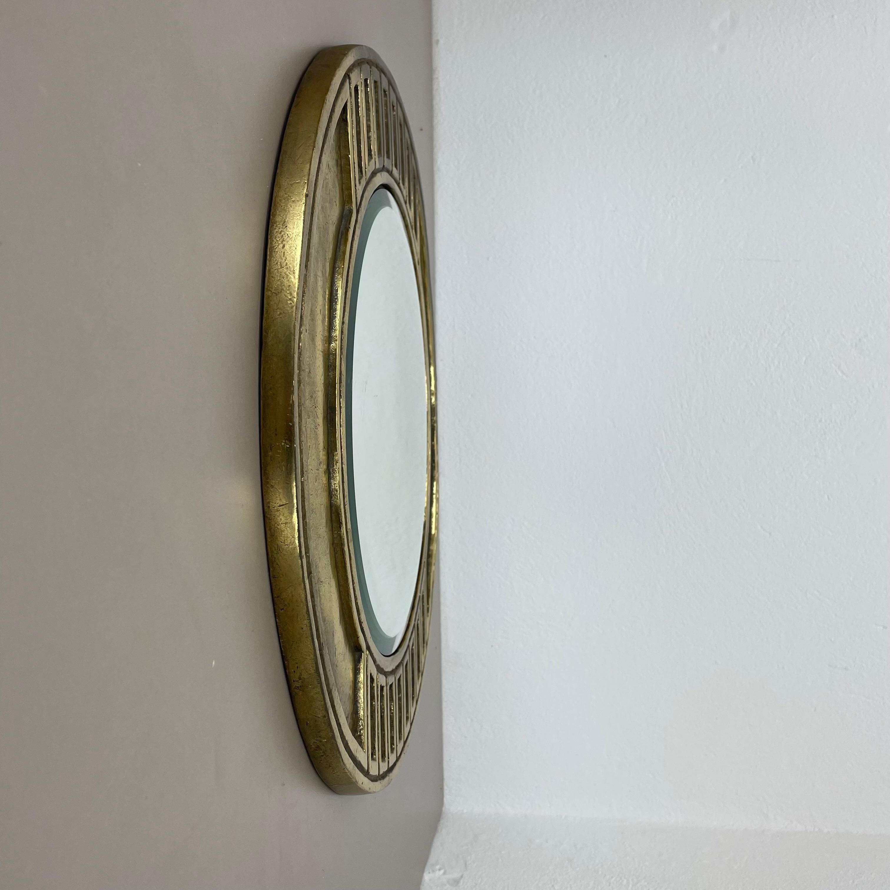 Original großer 46cm brutalistischer 6,9kg massiver Messing Wandspiegel, ITALIEN 1970er (Moderne der Mitte des Jahrhunderts) im Angebot