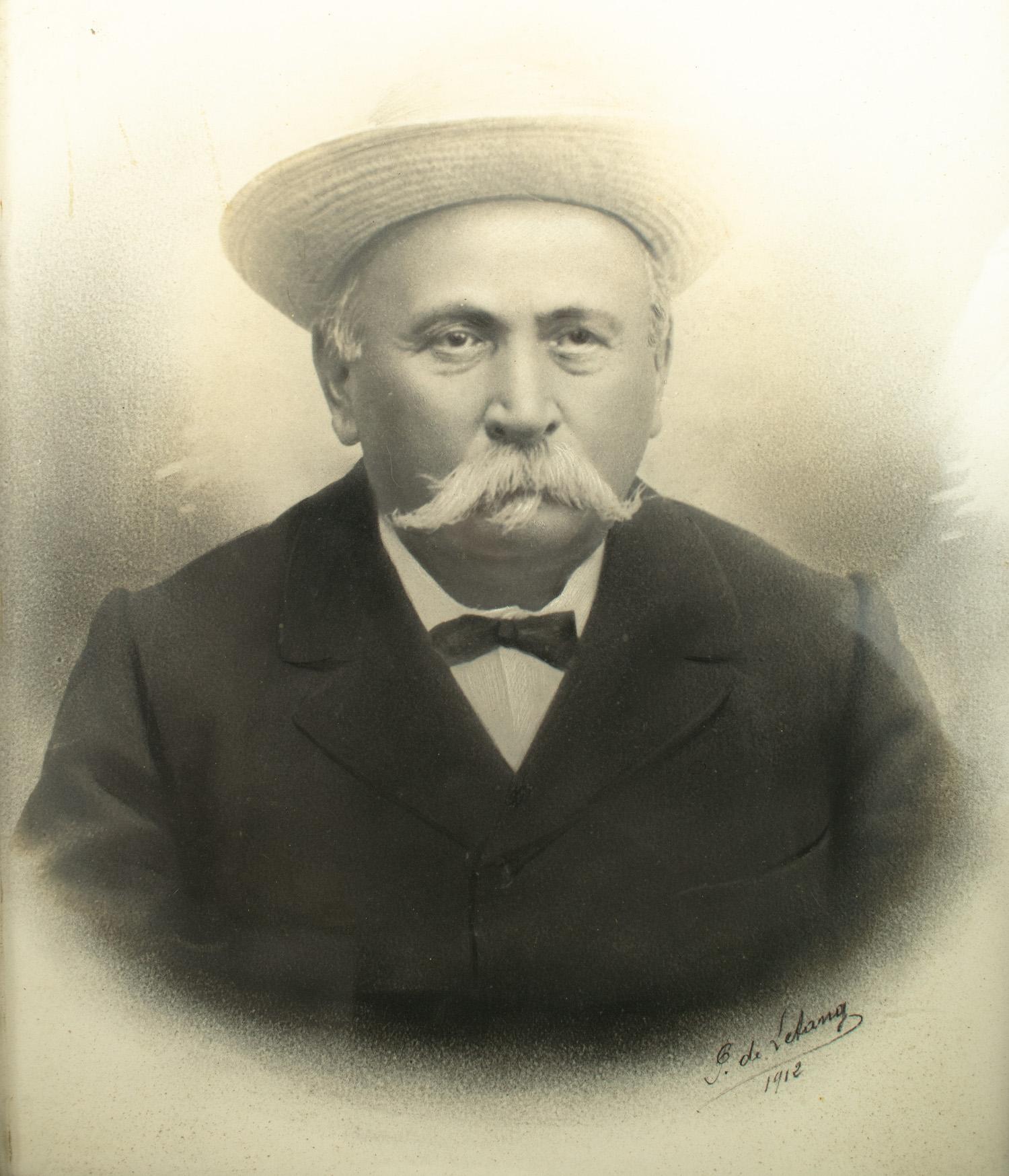 Original large oak framed portrait photograph of an older French gentleman, French, signed & dated 1912.

Original oak frame. Size framed : 63cm x 52cm.

Showing some signs of age and wear with a few inactive worm holes, but altogether a lovely and