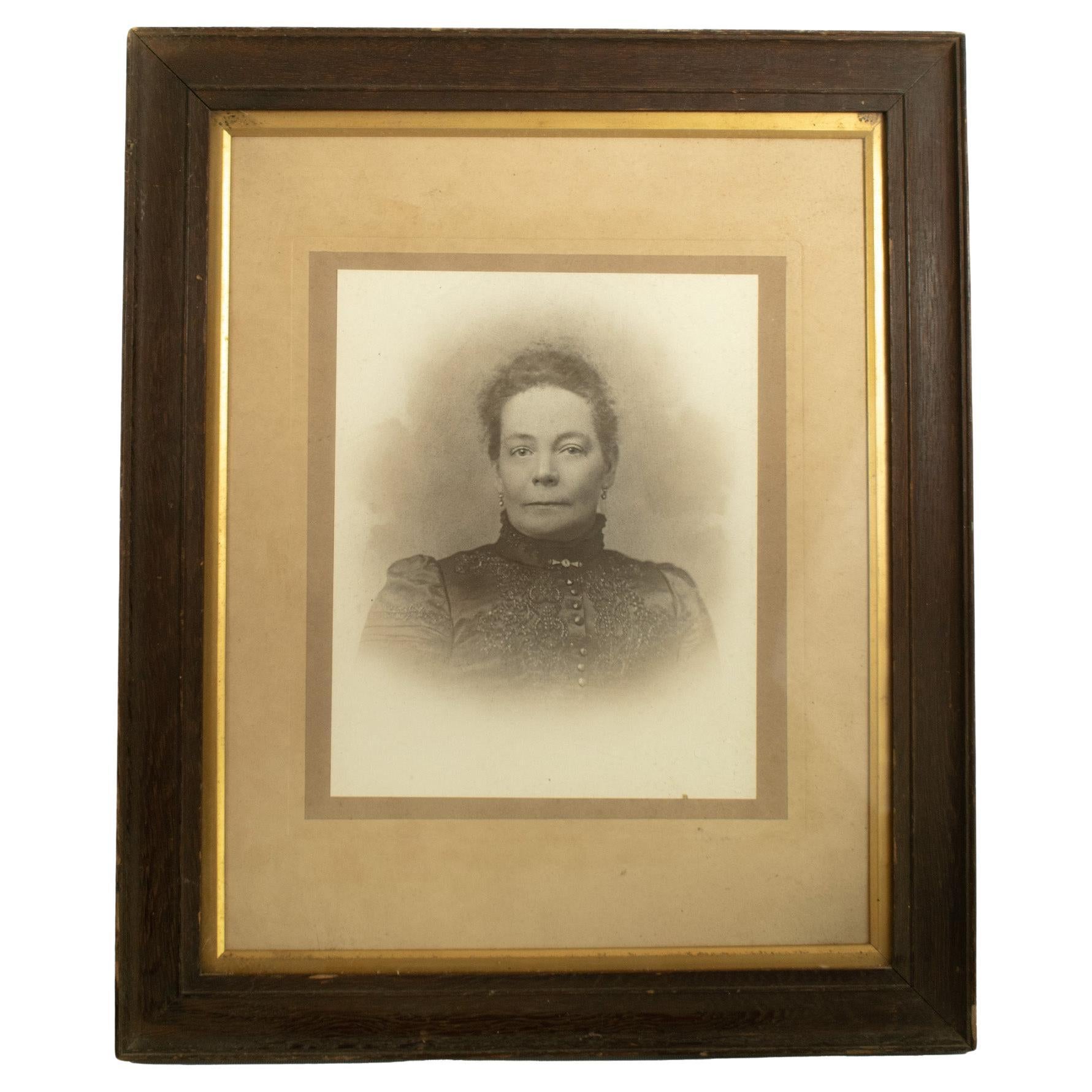 GRAN RETRATO FOTOGRÁFICO de una dama noble en marco de roble, francés