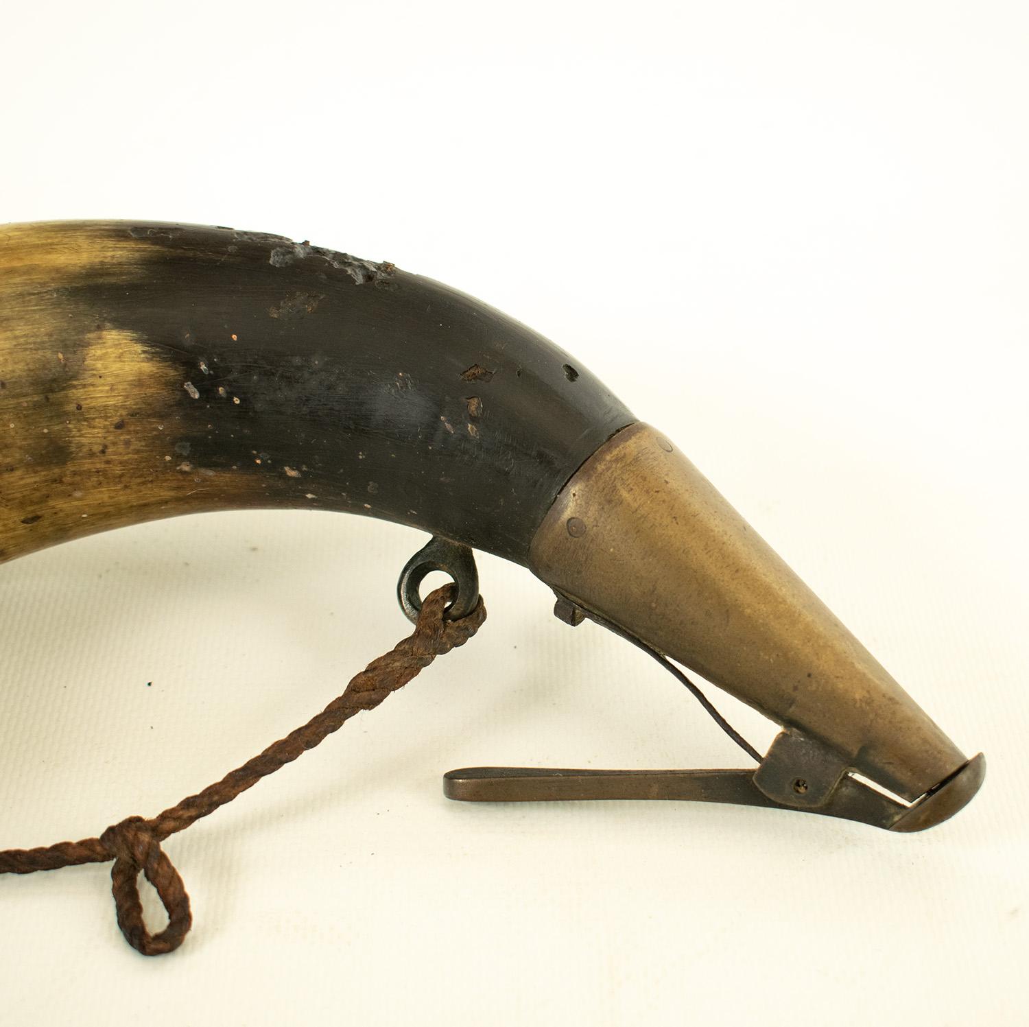 19th Century LARGE GUNNER'S POWDER HORN Naval - French, late 18th century. For Sale