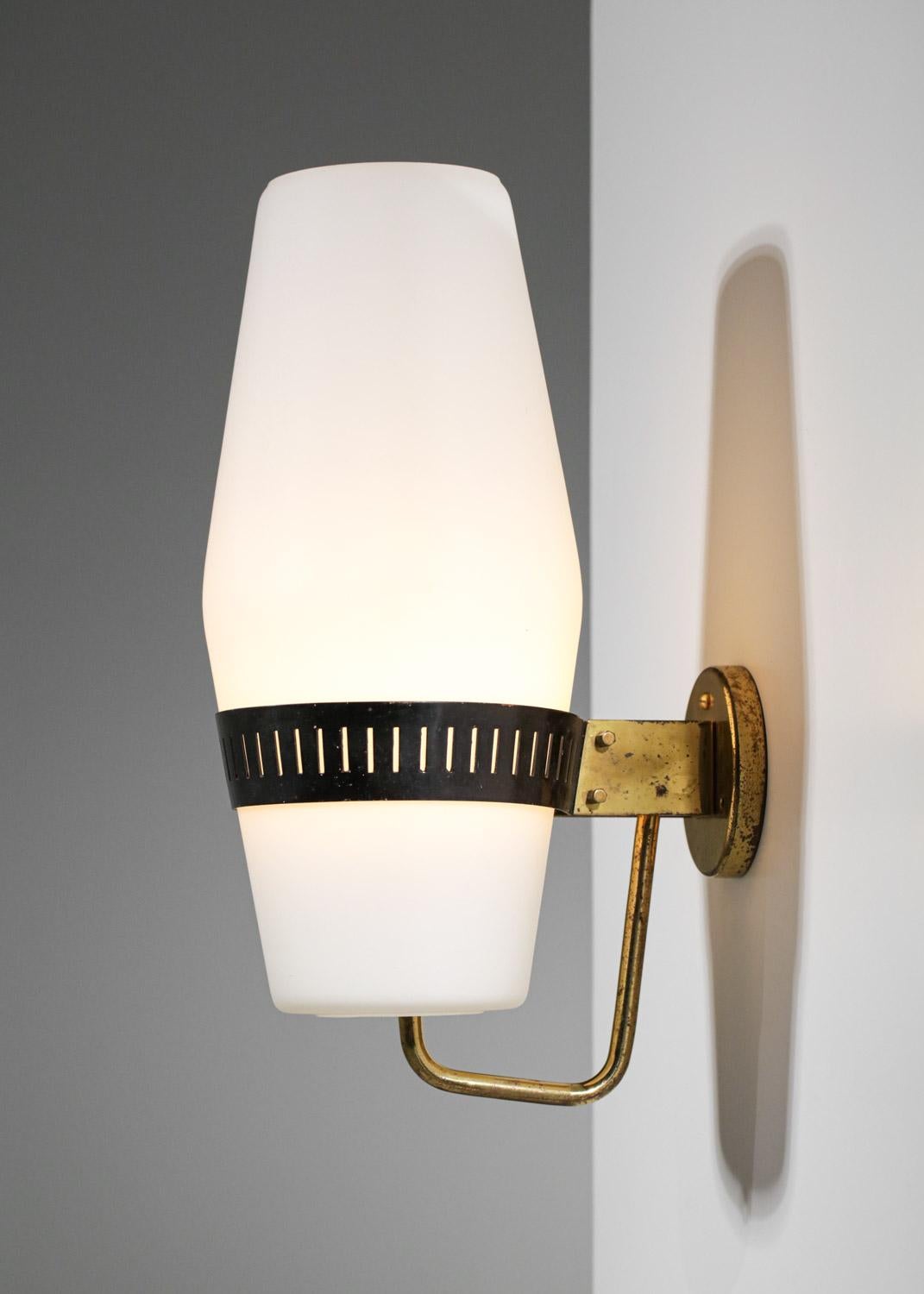 Big Italian wall lamp of the 60's from Stilnovo. Structure in brass and black lacquered metal. Diffuser in white opaque opaline, note a chip on the opaline (see pictures). Very nice vintage condition, recommended LED bulb type B22. 