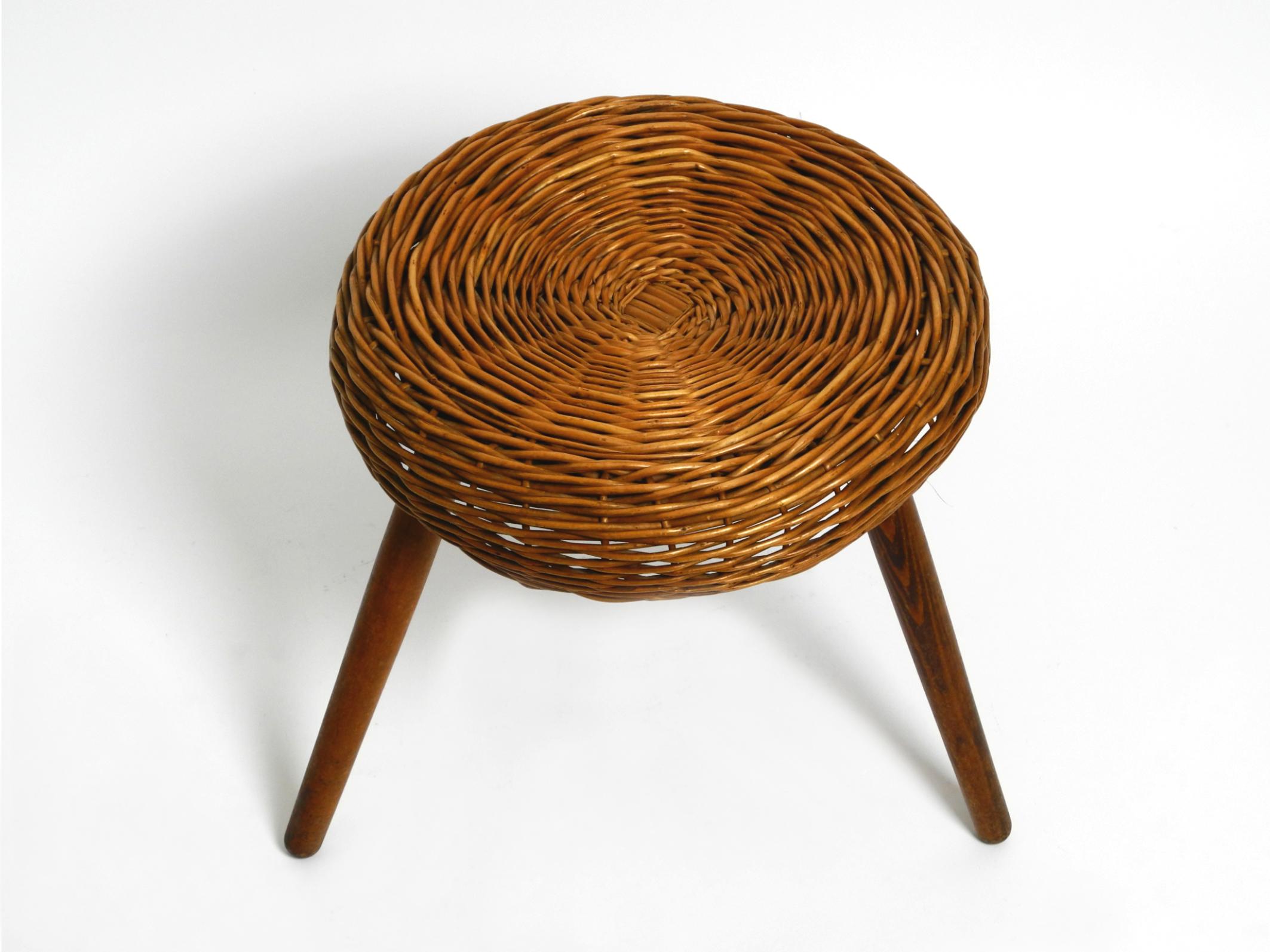 Original large Mid Century Modern rattan stool with wooden legs by Tony Paul In Good Condition For Sale In München, DE