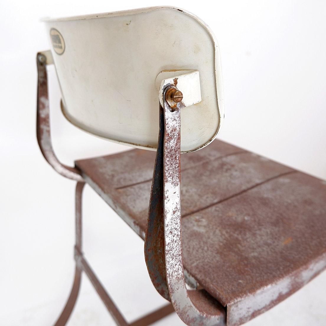 Chaise de santé industrielle originale de la fin des années 1930 en vente 5