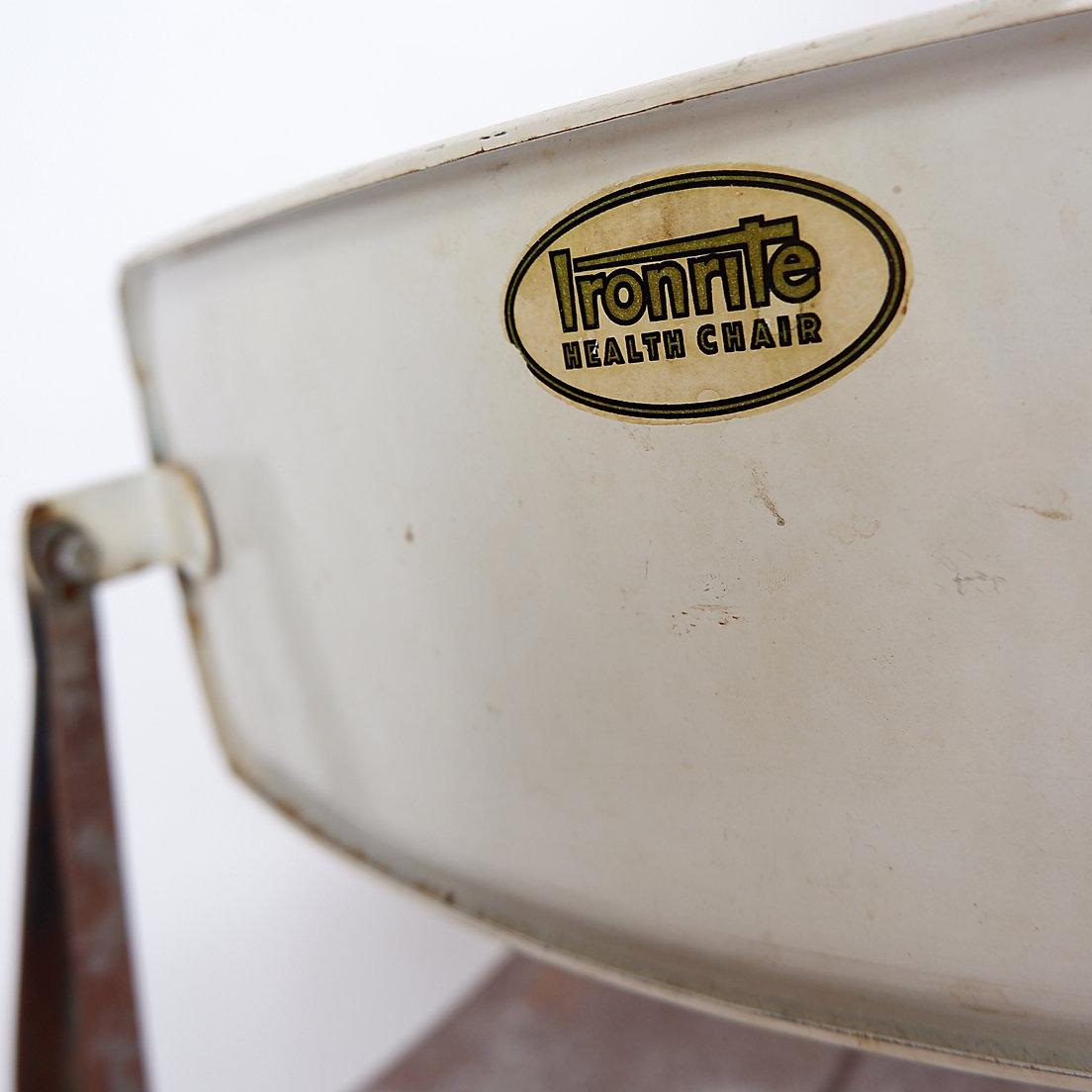 Chaise de santé industrielle originale de la fin des années 1930
Industriel - La société Ironrite Ironer Company
En 1911, la société Ironrite Ironer Company a commencé à fabriquer des machines à repasser électriques et à les vendre aux ménagères