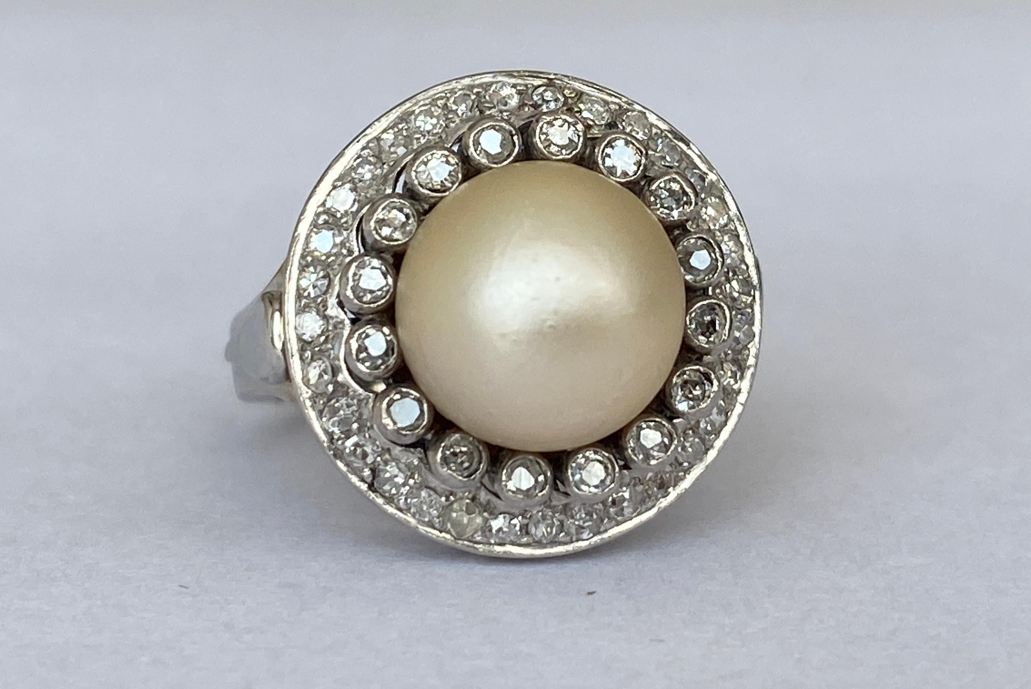 On offer is a white gold Later Art Deco Platinum Cocktail ring decorated with a 1 Akoya Pearl of approx. 9.73 mm and surrounded in two rows with 47 octagonal cut diamonds of approx. 0.55 ct in total of quality I/SI/P1.
Gold content: Platinum
