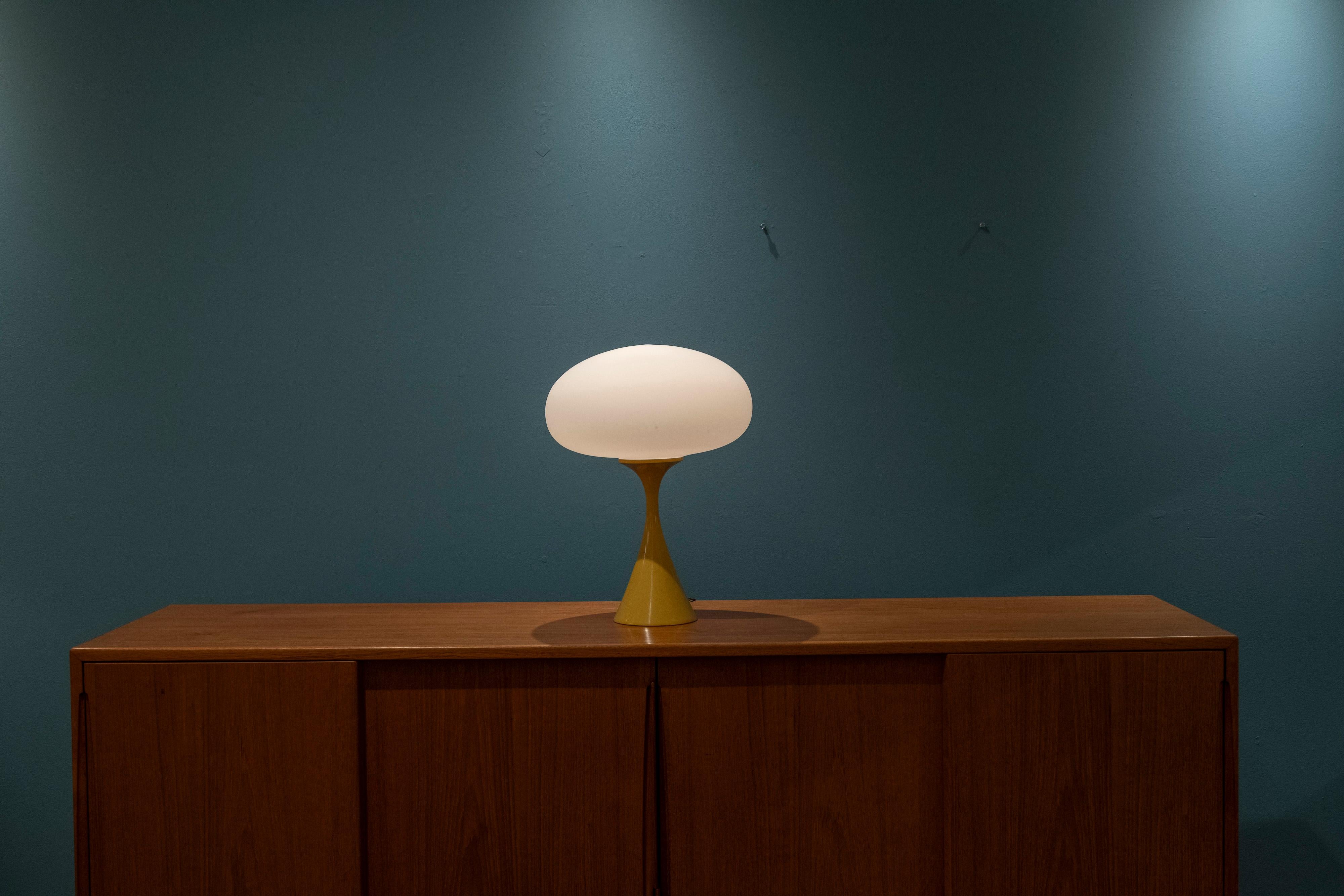 Mid-Century Modern Lampe champignon Laurel originale  en vente