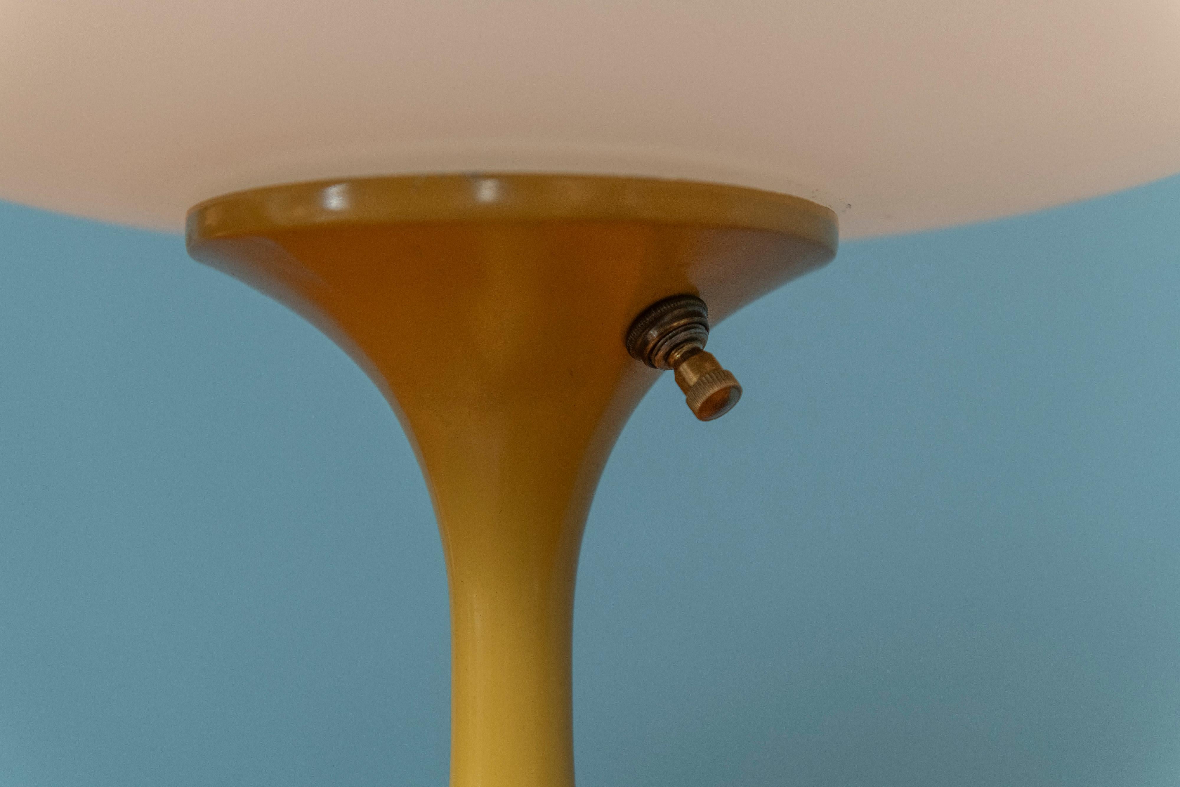 Milieu du XXe siècle Lampe champignon Laurel originale  en vente