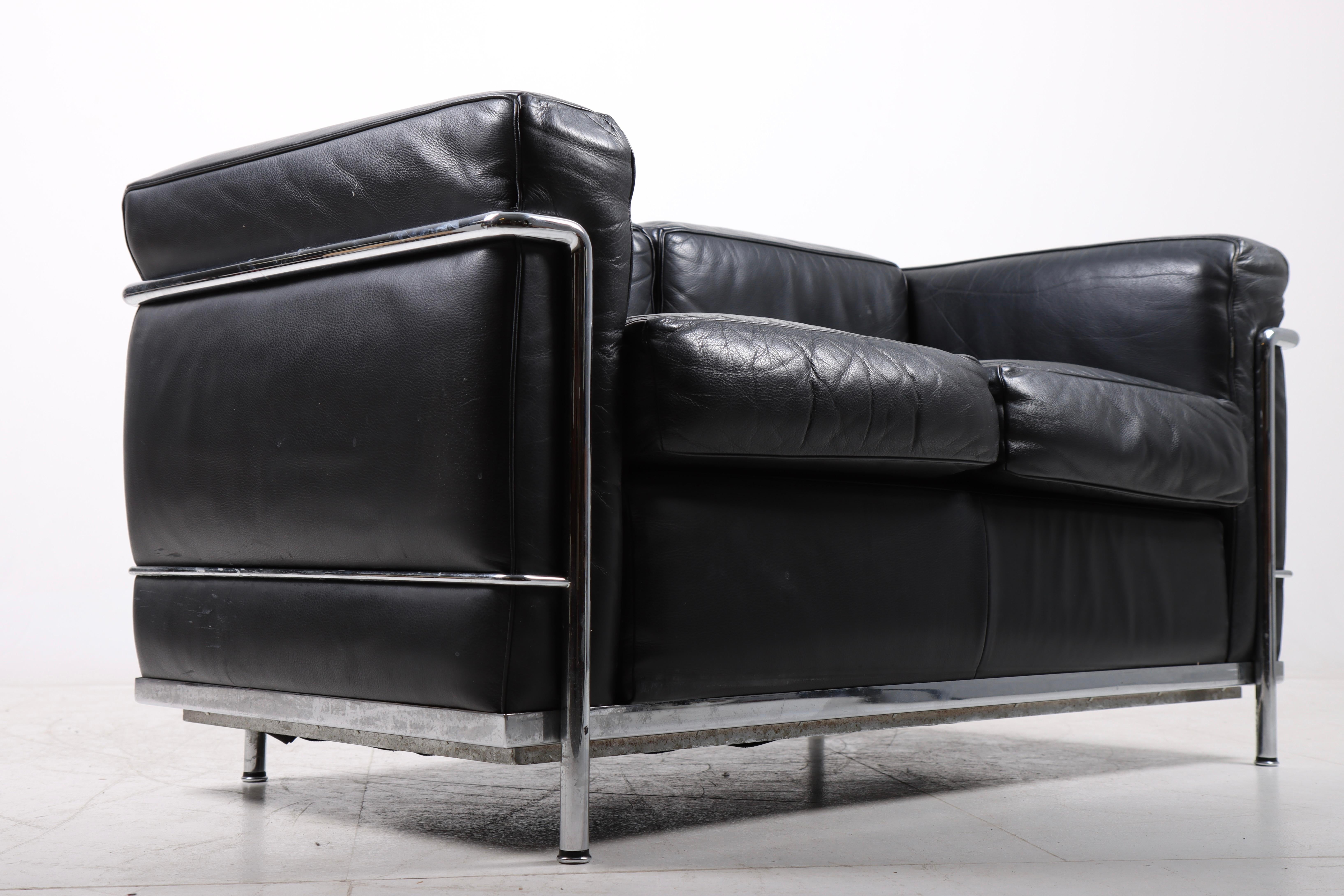 Original 'LC2' Sofa by Le Corbusier, Jeanneret & Perriand for Cassina In Good Condition For Sale In Lejre, DK