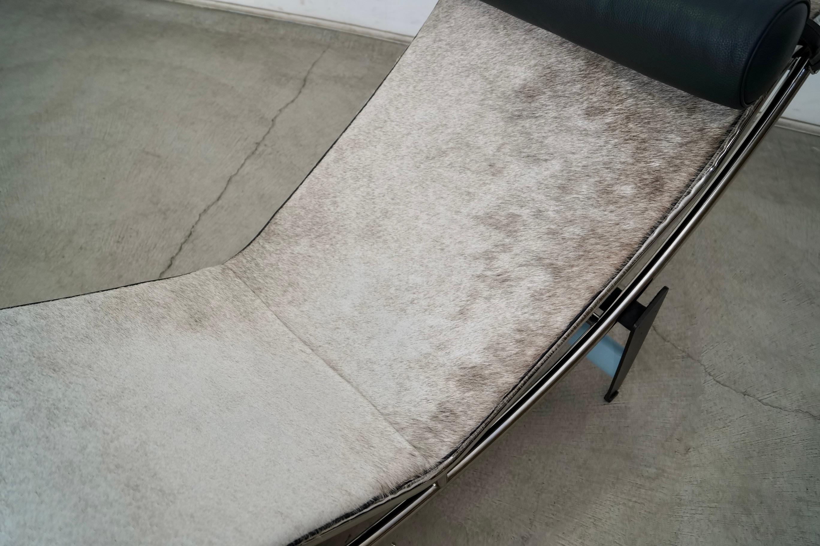 Original Le Corbusier LC4 Chaise Lounge Chair For Sale 6