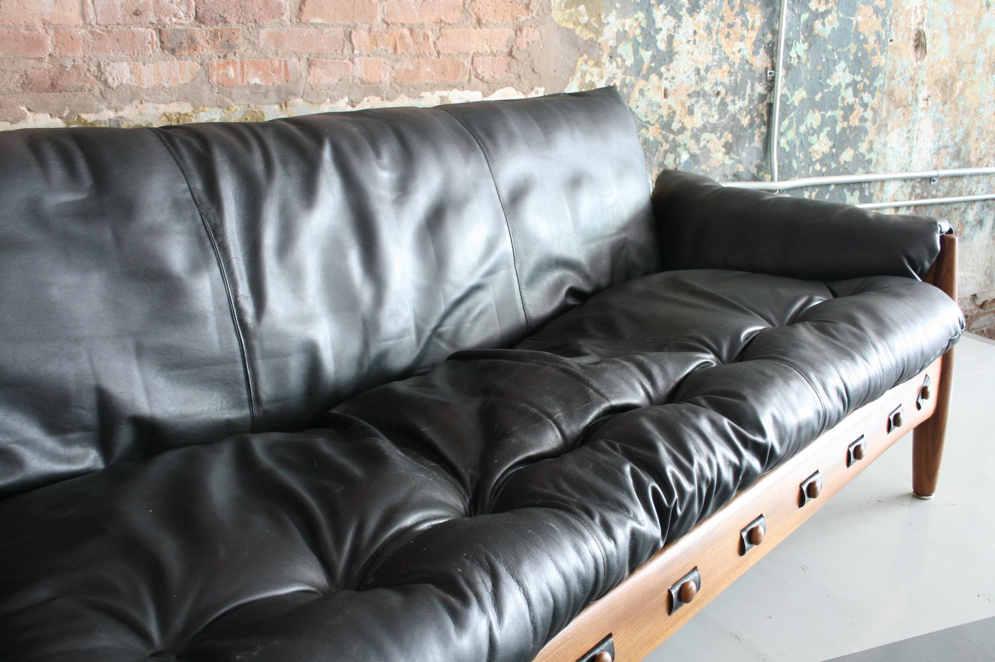 Original Leather and Rosewood Sheriff Sofa by Sergio Rodrigues Brazilian Modern 3
