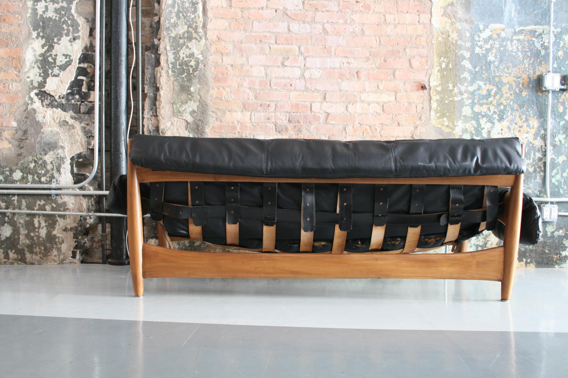 Original Leather and Rosewood Sheriff Sofa by Sergio Rodrigues Brazilian Modern 4