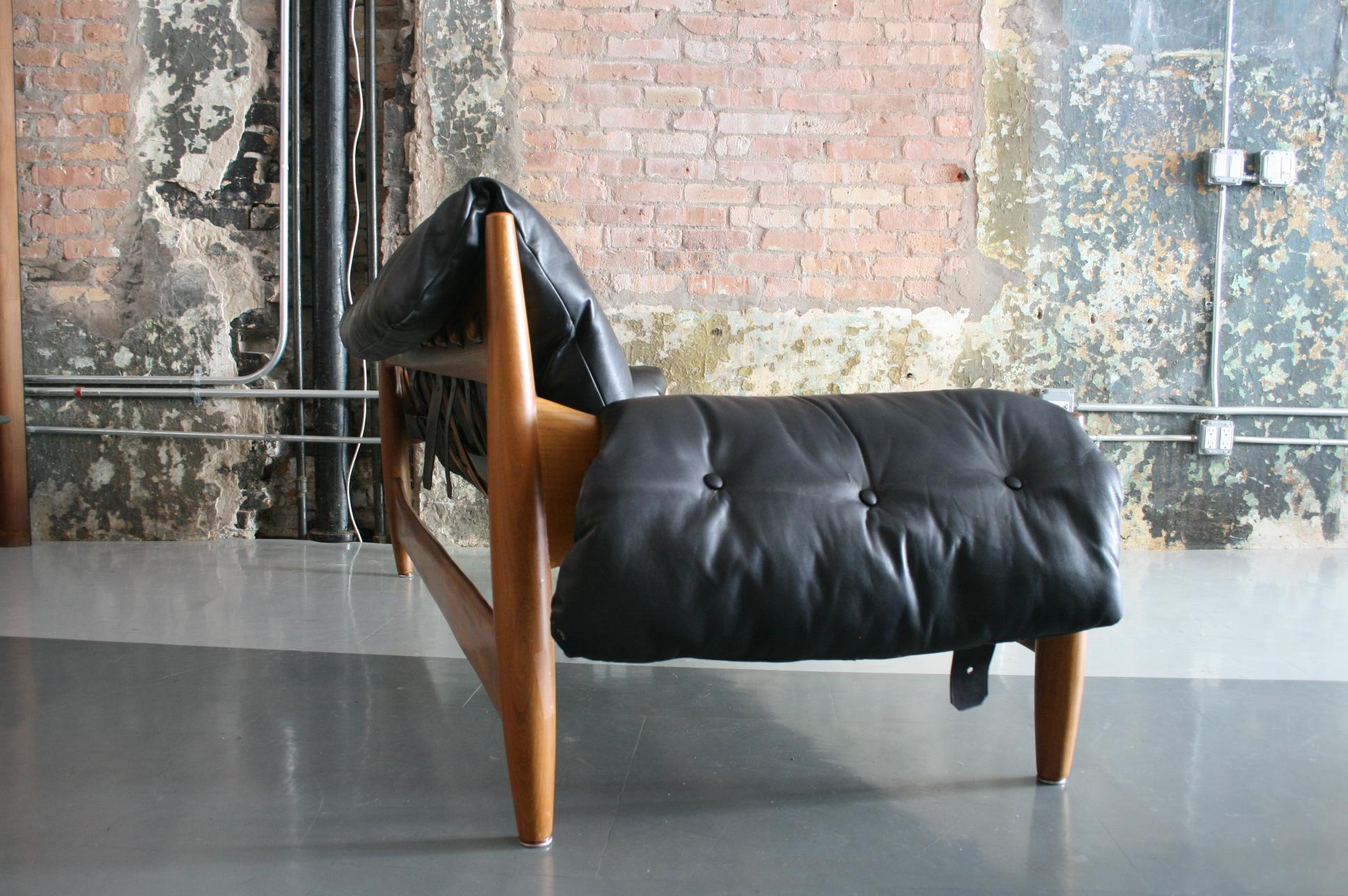Original Leather and Rosewood Sheriff Sofa by Sergio Rodrigues Brazilian Modern In Good Condition In Chicago, IL
