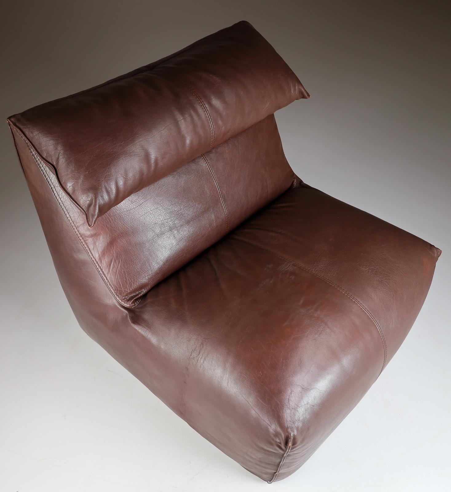 Original Leather Lounge Chair & Pouf Le Bambole by Mario Bellini for B&B Italia 4