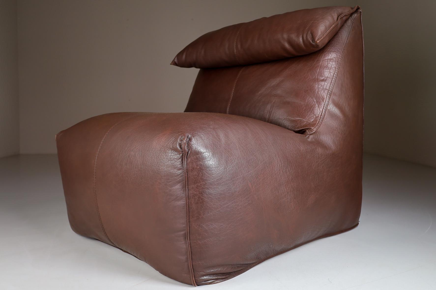 Original Leather Lounge Chair & Pouf Le Bambole by Mario Bellini for B&B Italia In Good Condition In Almelo, NL
