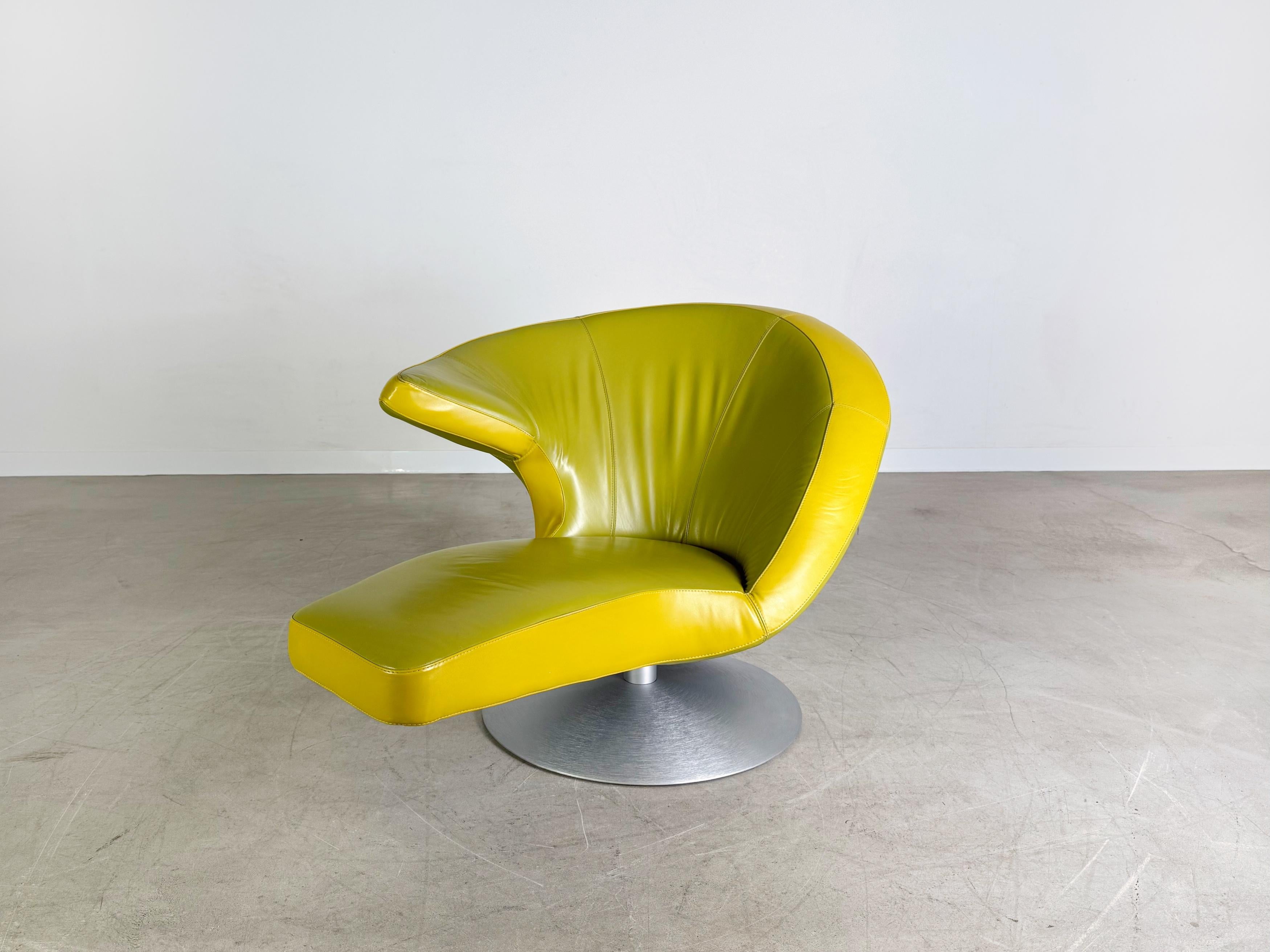 Ti offriamo un'eccellente Leolux Parabolica Drehsessel aus grünem Lederer da acquistare. La sedia è stata realizzata da Stefan Heilinger e vanta una forma moderna con un elevato comfort di seduta grazie all'integrazione dell'imbottitura.

Zustand: