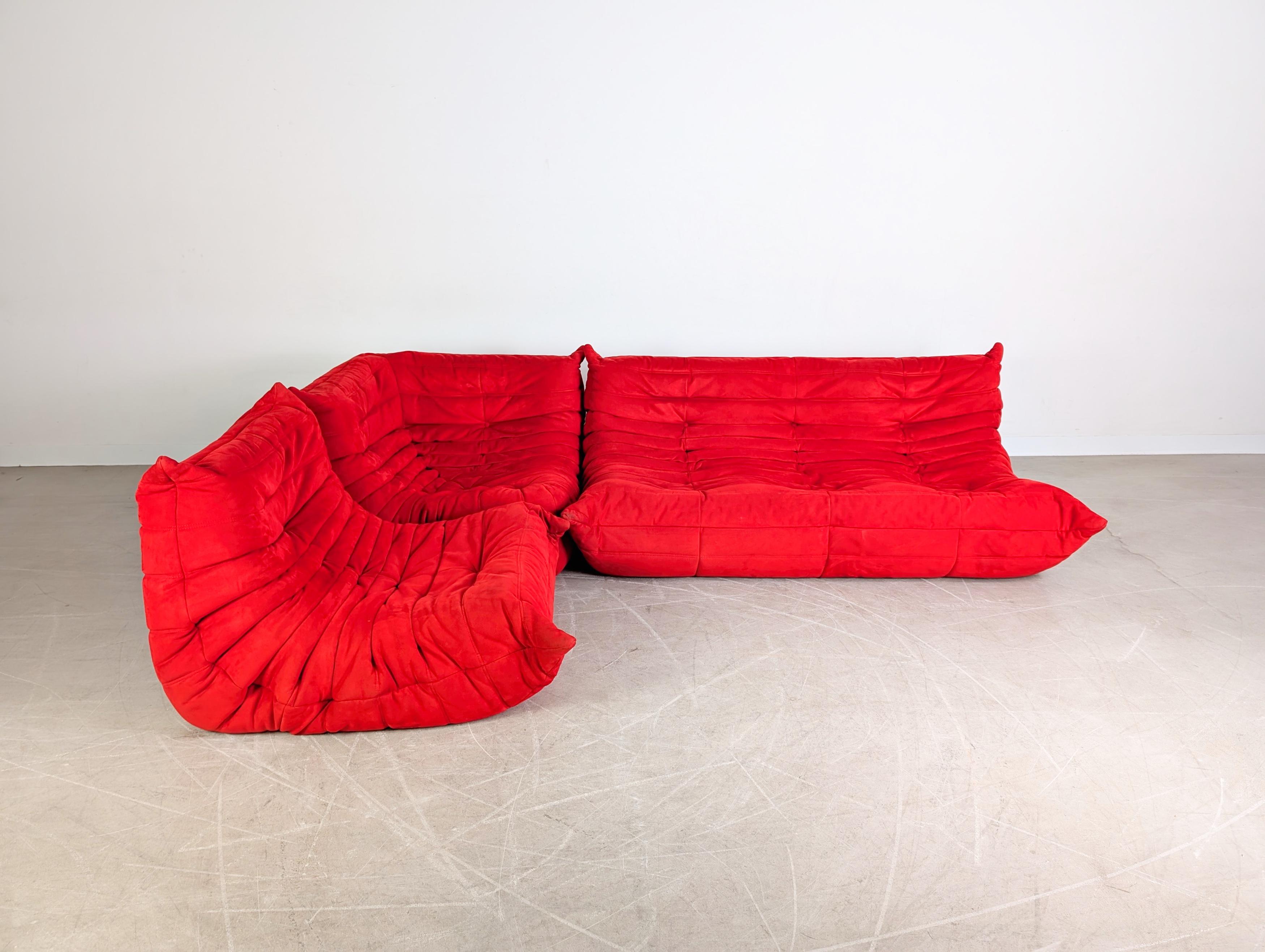 Ti offriamo un fantastico Ecksofa Togo del produttore di tradizioni francese Ligne Roset. Il divano è composto da un 1-Sitzer, un 2-Sitzer e un Eckmodul ed è disponibile nella versione con rivestimento in Alcantara Wildlederbezug nella tonalità