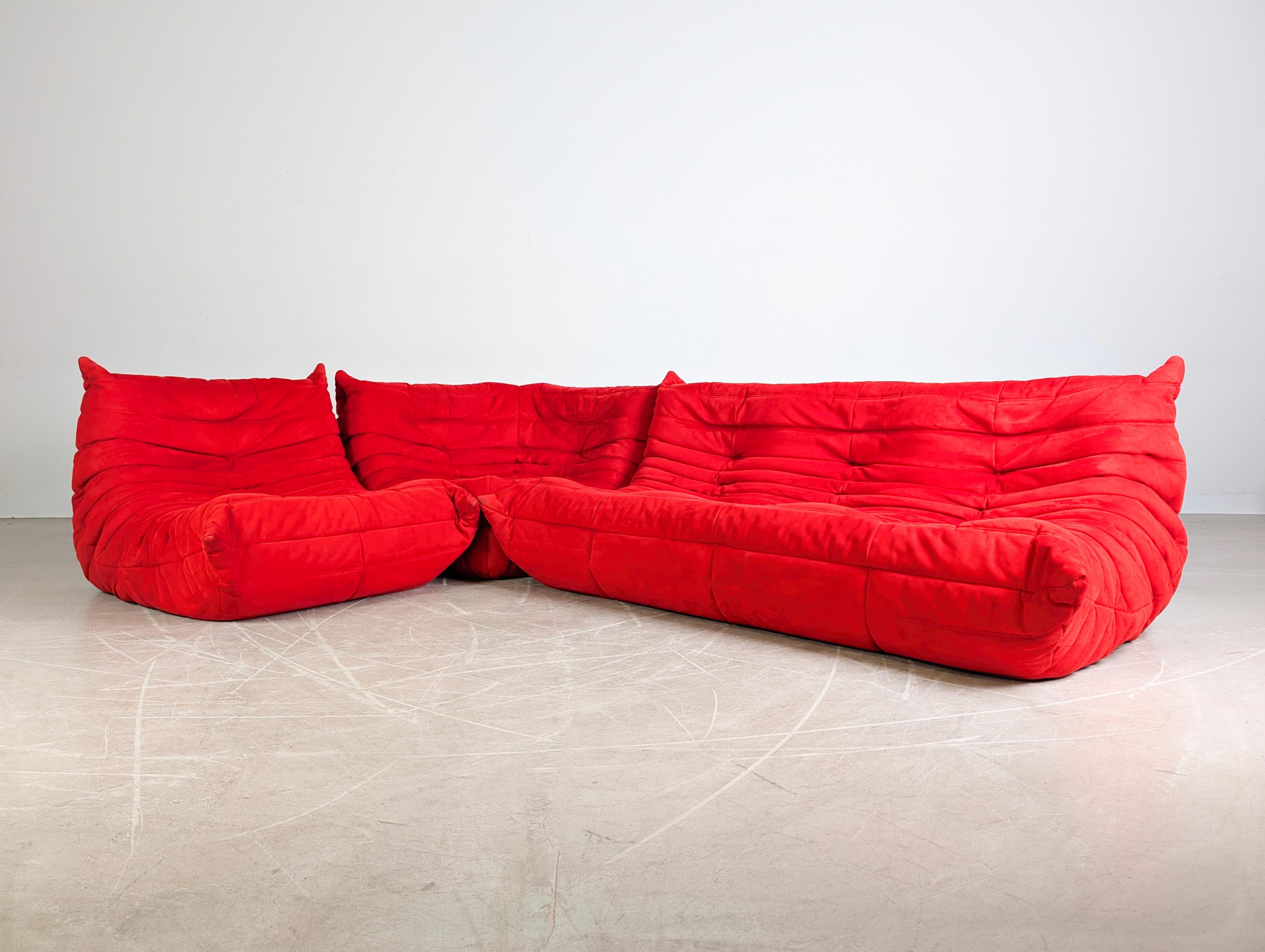 Original Ligne Roset Ecksofa Togo Couch Ducaroy Wildleder rot In condizioni buone in vendita a Berlin, DE