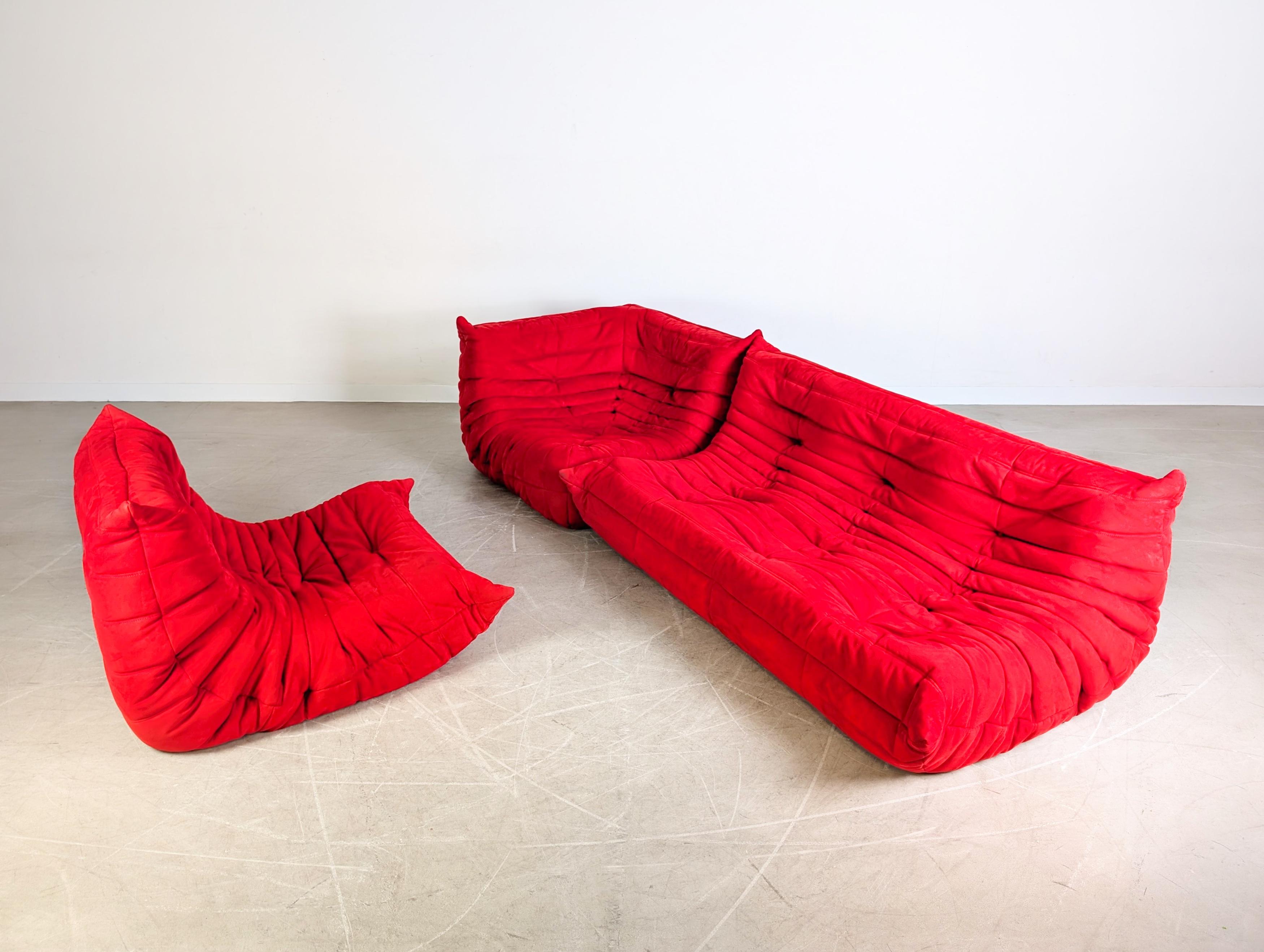 Original Ligne Roset Ecksofa Togo Couch Ducaroy Wildleder rot in vendita 1